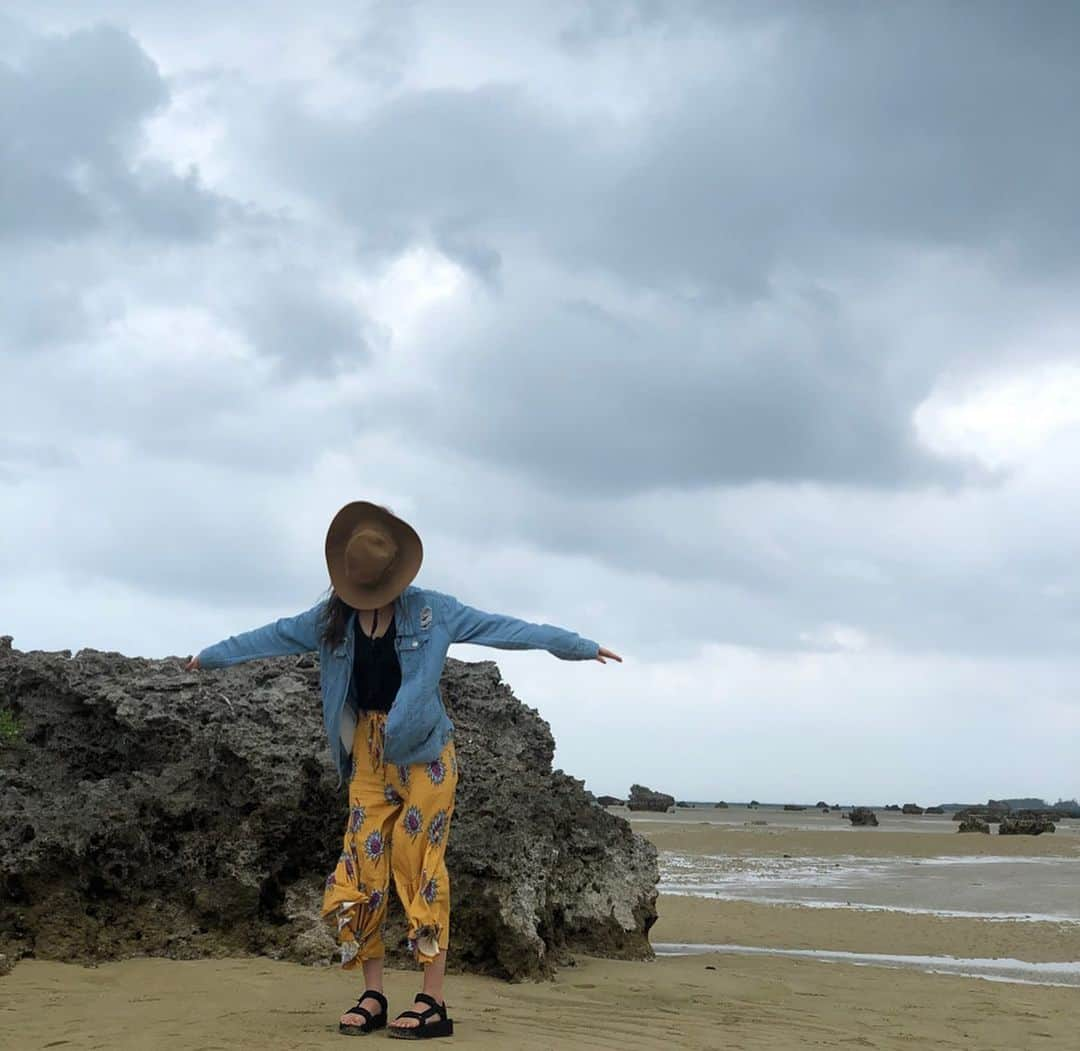 中上真亜子さんのインスタグラム写真 - (中上真亜子Instagram)「めちゃくちゃ綺麗な青空と海🏖 宮古島と伊良部島に行って来たロケが 今日の今日感日曜版でオンエアだよっ🦀  良きメンバーで 楽しかったよおおお🥺🧡 . このあと12:57から生放送だよっ お家にいる方は是非に🦀🧡」10月27日 12時36分 - maako_nakagami