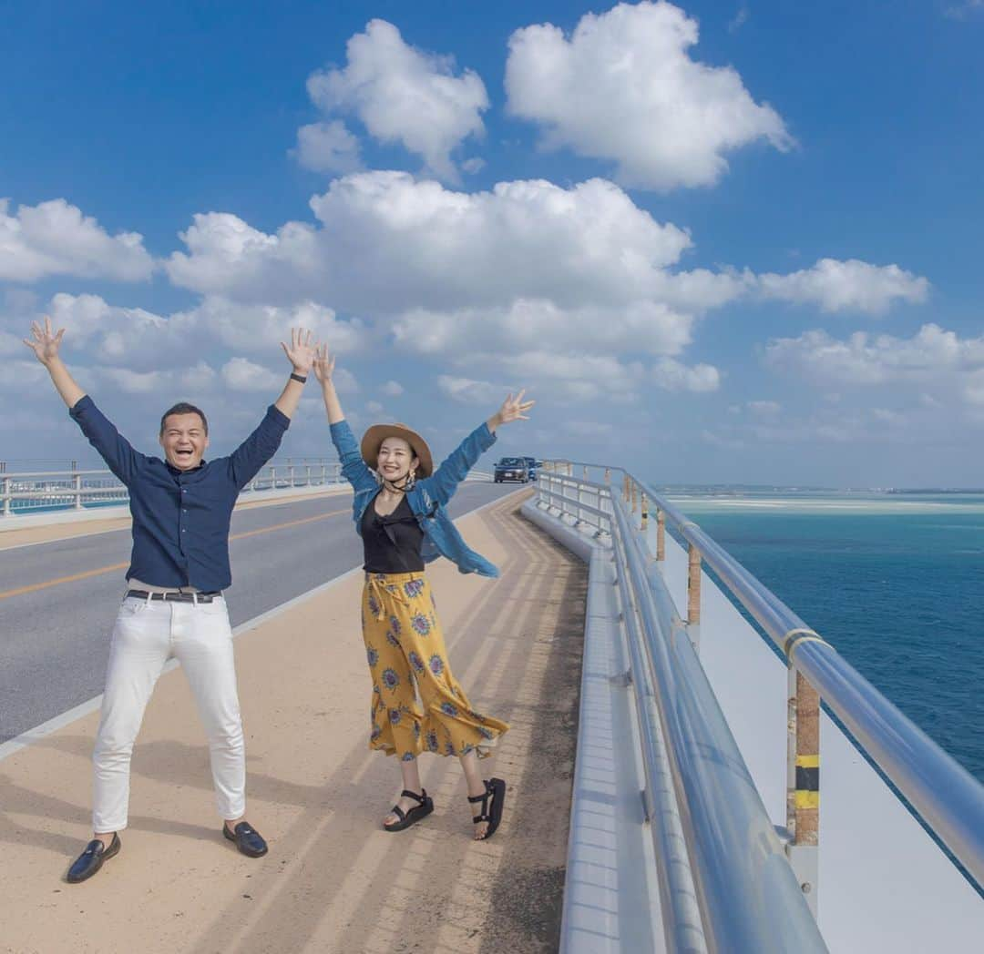 中上真亜子さんのインスタグラム写真 - (中上真亜子Instagram)「めちゃくちゃ綺麗な青空と海🏖 宮古島と伊良部島に行って来たロケが 今日の今日感日曜版でオンエアだよっ🦀  良きメンバーで 楽しかったよおおお🥺🧡 . このあと12:57から生放送だよっ お家にいる方は是非に🦀🧡」10月27日 12時36分 - maako_nakagami