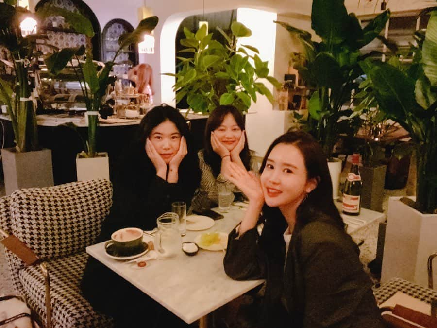 イ・ダヘのインスタグラム：「소중한 나의 스탭들! 우리의 인연도 질기다 질겨!! 드라마 현장에서 긴장해서 손덜덜 떨던게 엊그제 같은데..ㅋㅋㅋ어느새 이렇게 성장한 너희가 자랑스럽다 앞으로도 쭉 함께해^^」