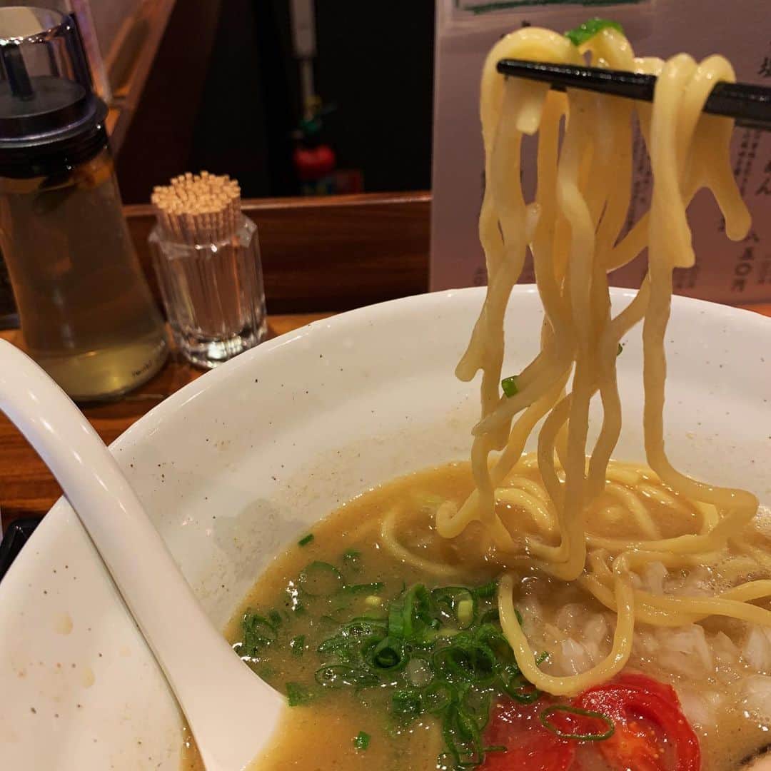 渡邉ひかるさんのインスタグラム写真 - (渡邉ひかるInstagram)「麺や　いま村　@ 巣鴨 鶏煮干しらぁめん 醤油 900円 ・ ・ ・ ・ ・ ・ 巣鴨駅南口から徒歩約3分の場所に位置する1店舗。 巣鴨といえば蔦のイメージが強かったのですが、新規開拓に。 外観はラーメン屋さんというよりも一見、和食屋さんかな？と言った落ち着いた雰囲気。 お昼時でしたが、並ばずに入店することができました。 店内はコの字型カウンター席のみ。 着席してからオーダーをして、後で清算する形になります。 まずは、初めましてということで、1番初めにある、鶏煮干しらぁめんを注文。 席から、まるっと大きな鶏チャーシューを焼いている様子が食欲をそそる。 着丼までは、数分でそんなに待ち時間も長くありませんでした。 お盆に丼と、別皿で薬味が。 ラーメンの具材は刻みネギ、刻み玉ねぎ、鶏チャーシュー3枚、トマト。 別皿にはキノコのオイル煮、レモン生姜。 麺はもちっとした太麺。 スープを一口含むと、最初に煮干しが強めに、そして後から鶏の旨味と白湯のまろやかさで味が纏まる。 そして、肉厚な鶏チャーシューのレア加減と柔らかさが絶妙。香ばしい香りがイイ！ 久しぶりに太麺いただきましたが、また新鮮で良いなぁ。 また、新しく開拓していきたい！ ・ ・ ・ ・ ・ ・ ⏰営業時間⏰ 11:00〜22:30 ・ ・ 💤定休日💤 不定休 ・ ・ ・  #麺やいま村 #巣鴨 #menyaimamura #sugamo #鶏煮干しらぁめん #ラーメン #らーめん #ramen #ラーメン大好き渡邉さん #ラーメン女子 #麺スタグラム #渡邉ひかる #鶏白湯 #煮干しラーメン #白湯スープ　#太麺　#鶏チャーシュー」10月27日 12時56分 - ramenwatanabe0215