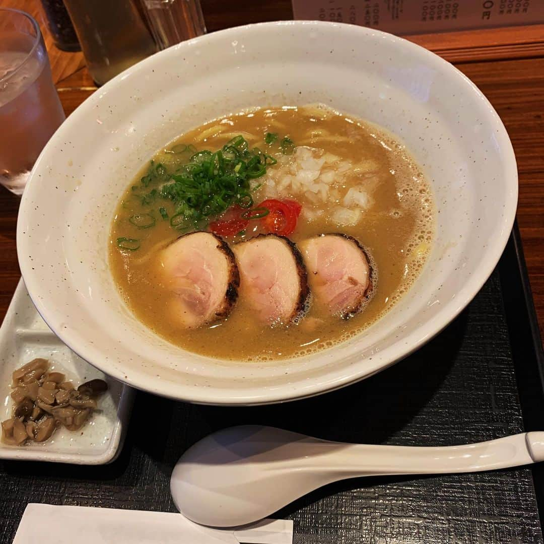 渡邉ひかるのインスタグラム：「麺や　いま村　@ 巣鴨 鶏煮干しらぁめん 醤油 900円 ・ ・ ・ ・ ・ ・ 巣鴨駅南口から徒歩約3分の場所に位置する1店舗。 巣鴨といえば蔦のイメージが強かったのですが、新規開拓に。 外観はラーメン屋さんというよりも一見、和食屋さんかな？と言った落ち着いた雰囲気。 お昼時でしたが、並ばずに入店することができました。 店内はコの字型カウンター席のみ。 着席してからオーダーをして、後で清算する形になります。 まずは、初めましてということで、1番初めにある、鶏煮干しらぁめんを注文。 席から、まるっと大きな鶏チャーシューを焼いている様子が食欲をそそる。 着丼までは、数分でそんなに待ち時間も長くありませんでした。 お盆に丼と、別皿で薬味が。 ラーメンの具材は刻みネギ、刻み玉ねぎ、鶏チャーシュー3枚、トマト。 別皿にはキノコのオイル煮、レモン生姜。 麺はもちっとした太麺。 スープを一口含むと、最初に煮干しが強めに、そして後から鶏の旨味と白湯のまろやかさで味が纏まる。 そして、肉厚な鶏チャーシューのレア加減と柔らかさが絶妙。香ばしい香りがイイ！ 久しぶりに太麺いただきましたが、また新鮮で良いなぁ。 また、新しく開拓していきたい！ ・ ・ ・ ・ ・ ・ ⏰営業時間⏰ 11:00〜22:30 ・ ・ 💤定休日💤 不定休 ・ ・ ・  #麺やいま村 #巣鴨 #menyaimamura #sugamo #鶏煮干しらぁめん #ラーメン #らーめん #ramen #ラーメン大好き渡邉さん #ラーメン女子 #麺スタグラム #渡邉ひかる #鶏白湯 #煮干しラーメン #白湯スープ　#太麺　#鶏チャーシュー」