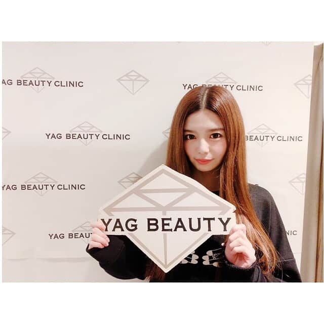 栗林里莉のインスタグラム：「♡ 先日、YAGBEAUTYCLINIC渋谷院(@yagbeauty_official )さんでレーザートーニングをしてきました😊 レーザートーニングは肌にレーザーをあててシミやニキビ跡などをキレイにしてくれる施術だよ💡 ダウンタイムもなく、翌朝は肌が明るくなって、メイク乗りがめっちゃ良かった💓 トーニング後はマスクパックもしてもらえるから、ぷるぷるのお肌に🥰 回数を重ねるともっと美肌に近づくみたい！ 楽しみやー✨ 2枚目は肌の調子が良かったのですっぴん 笑  YAGBEAUTYCLINIC渋谷院 ☎️0120915959  #YAGBEAUTY #レーザートーニング #RRRマスクパック #美活 #栗林里莉 #ririkuribayashi #japanese」