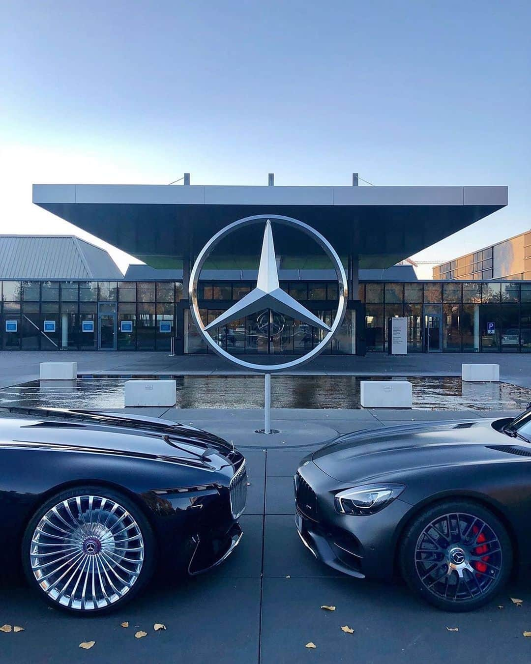 CARLiFESTYLEさんのインスタグラム写真 - (CARLiFESTYLEInstagram)「Maybach Vision 6 or AMG GT C? Photo by @t1dso #carlifestyle #maybach #vision6 #GTC #AMG」10月27日 13時04分 - carlifestyle