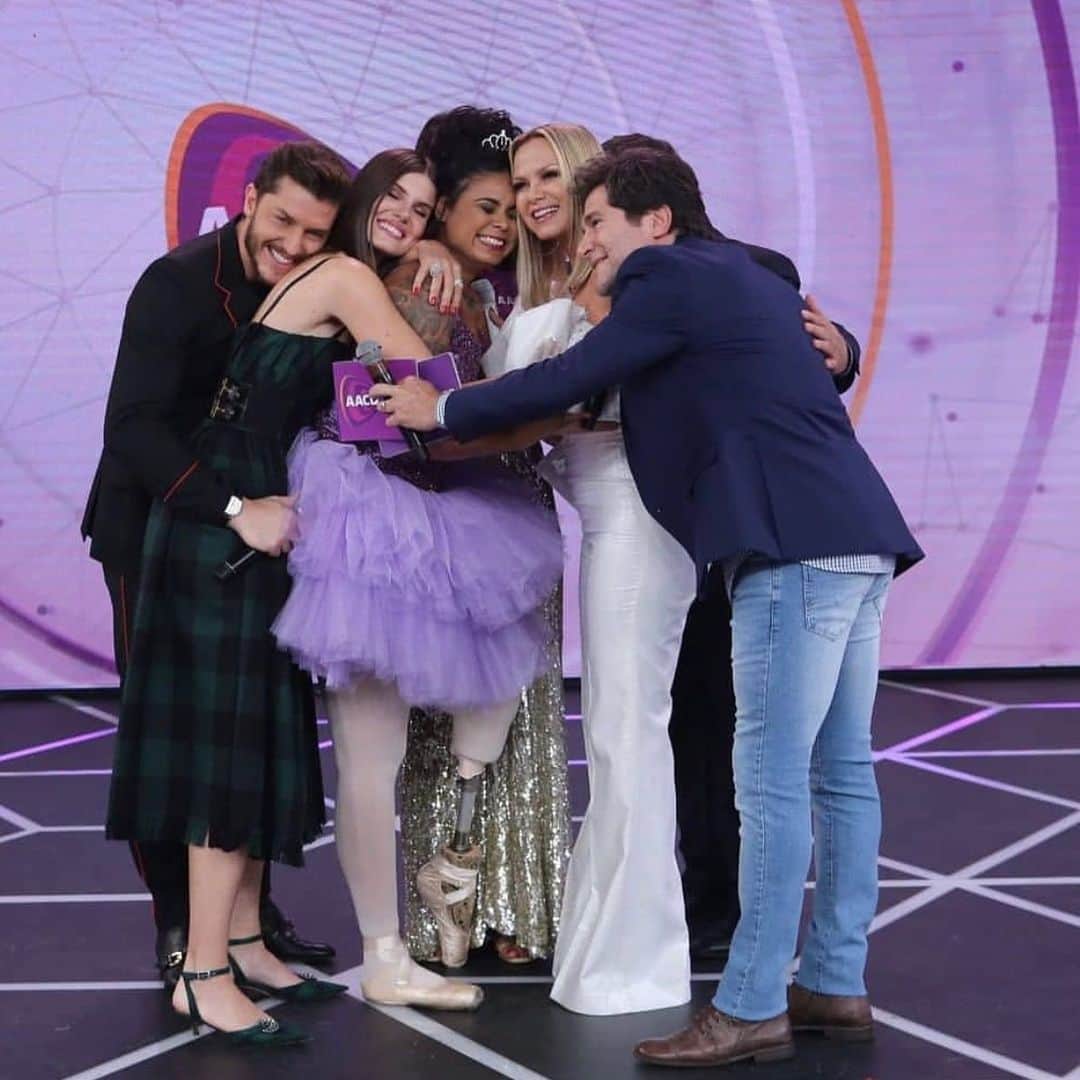 Eliana Michaelichin Bezerraのインスタグラム：「Obrigada Brasil!!! Com a ajuda de todos batemos a meta!! Foi lindo!!!! #teleton2019」