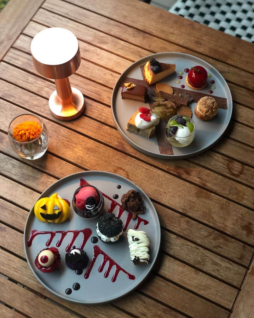 丸山悠美さんのインスタグラム写真 - (丸山悠美Instagram)「「Halloween Cake Set」🎃👻💕﻿ 「Autumn Cake Set」🍎🍂﻿ . Hyatt Centric Ginza Tokyo﻿  @hyattcentricginza﻿ 「NAMIKI667」でアフタヌーンティー﻿ ﻿ 14時〜17時まで﻿ 6種のスイーツ盛り合わせとコーヒー紅茶おかわりで﻿ ¥2,400とミラクルプライスなんですー！🥺✨﻿ テラス席で気持ちが良いし本当におススメです。﻿ ﻿ ハロウィンの雰囲気を存分に愉しめた♡﻿ 絶対に子供も大喜び！﻿ ﻿ #hyattcentricginza #ハイアットセントリック銀座 #ハイアットセントリック #ホテル #銀座 #東京ホテル #日本 #銀座ランチ #テラスカフェ #並木通り#ママ #子連れ#アフタヌーンティー #東京カフェ #カフェ #hyattcentric#hyattcentricginza  #afternoontea #sweets #cafe #instagood #tokyohotel #teatime #ginza#tokyo#japan#hotel #photo_jpn #pt_life #ig_phos #halloween」10月27日 13時22分 - maruyumi