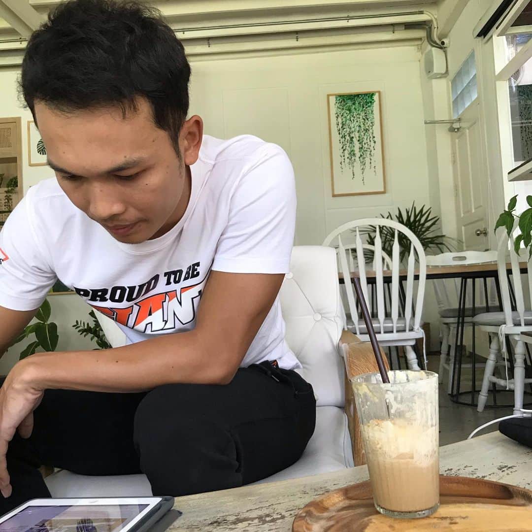 下地奨さんのインスタグラム写真 - (下地奨Instagram)「The last meeting of this season❤️ #bro #football #thailand #udfc #2019 #cafe #meeting #chiangmai @three_paengwong @phol_ph」10月27日 13時27分 - sho_shimoji