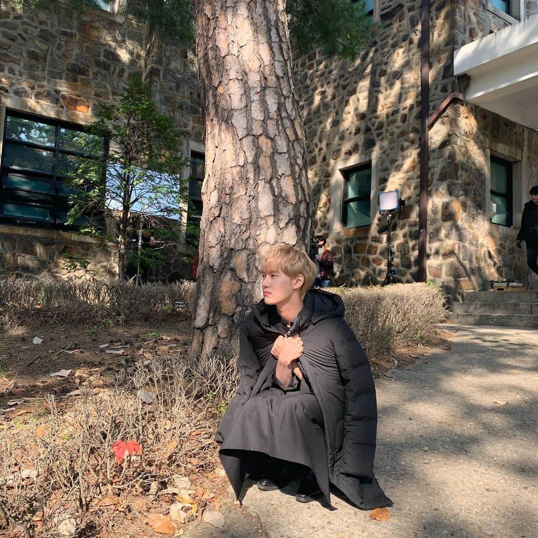 イ・ミンホのインスタグラム：「밖은 추워요... 급식실로 돌아갈래요...🚶🏻‍♂️」