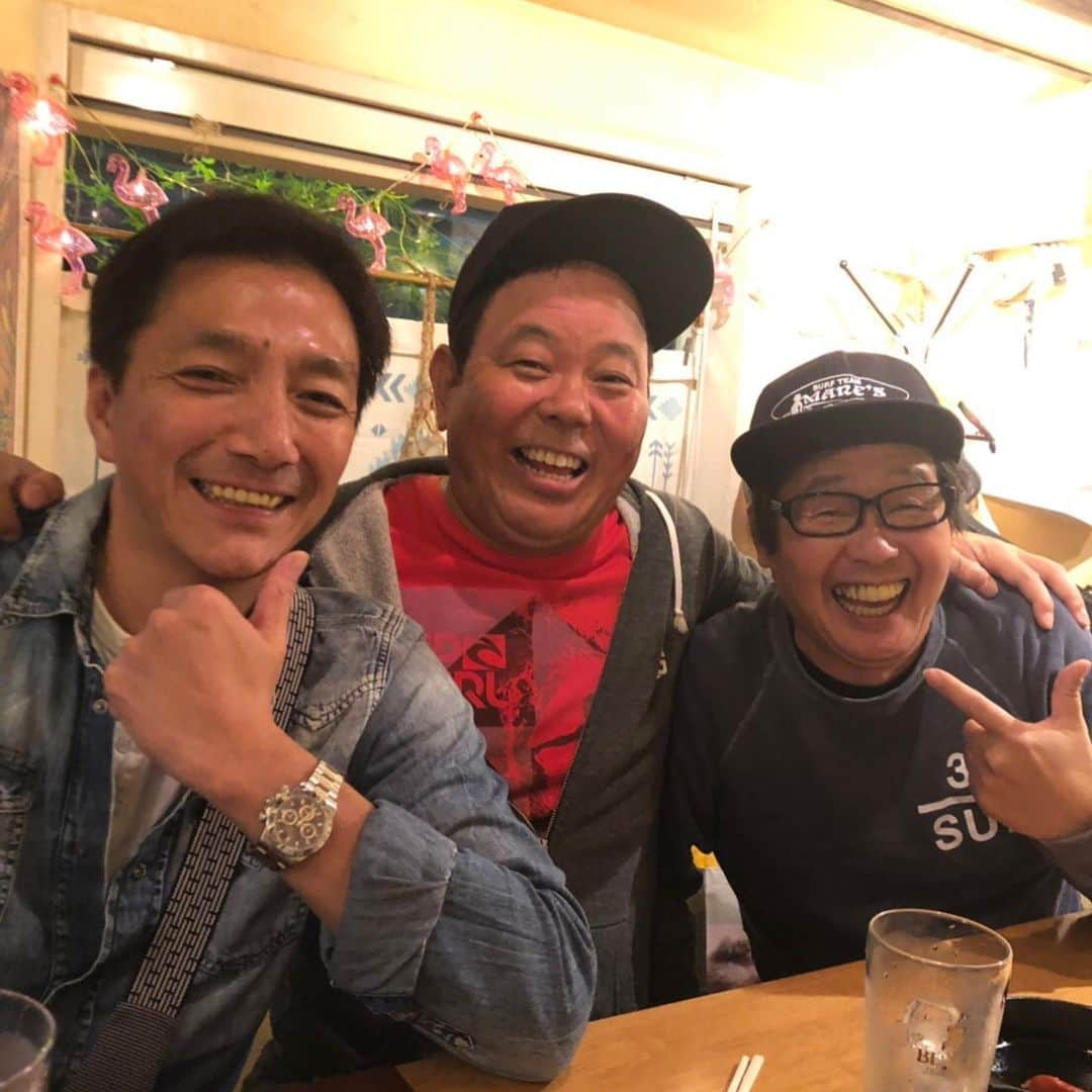 ほんこんさんのインスタグラム写真 - (ほんこんInstagram)「お好み焼き食べて 家呑みして 三人で昼から飲んでました。最後にBAR お好み焼きの研究を 海蔵の新メニューを考え中 #bar #昼飲み #家呑み #ほんこん #海蔵kaizou  #海蔵」10月27日 13時42分 - hongkong2015_4_9