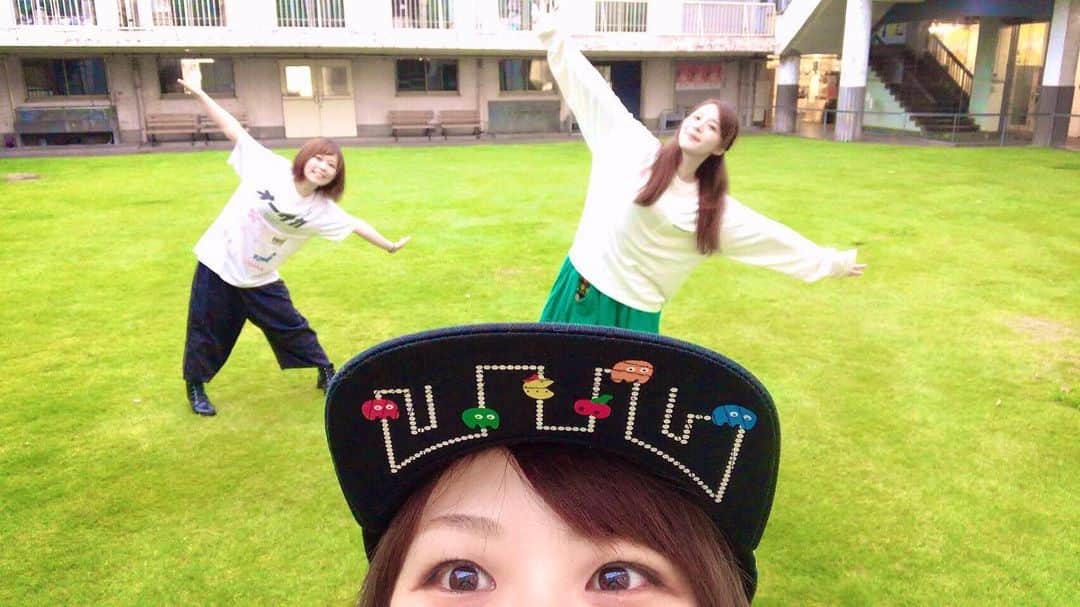 のインスタグラム：「＊ ＊ もうすぐ神保町花月 『ラストオーダー90分』 本番ーーー！ ＊ よしもと本社の中庭で 鈴木区の女の子たちと📸 ＊ みさきちゃんととても平行になっている👁 ＊ ＊ #よしもと #劇団東京都鈴木区 #芝生 #舞台稽古 #神保町花月 #舞台女優 #稽古 #劇団 #japanesegirl #japaneseactress #jfashion」