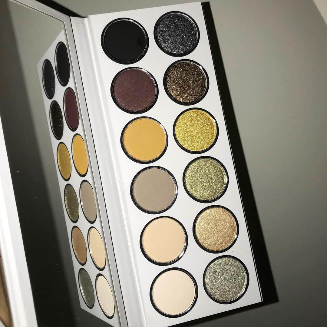 Kylie Cosmeticsさんのインスタグラム写真 - (Kylie CosmeticsInstagram)「SINGLE SHADOWS RESTOCK ALERT 🚨 we just restocked the sold out shadow singles for the build your own palette promo!! Get inspo for your own with our “Mixed Metals” palette 🌟 Build your own palettes now at KylieCosmetics.com 😍」10月27日 4時54分 - kyliecosmetics