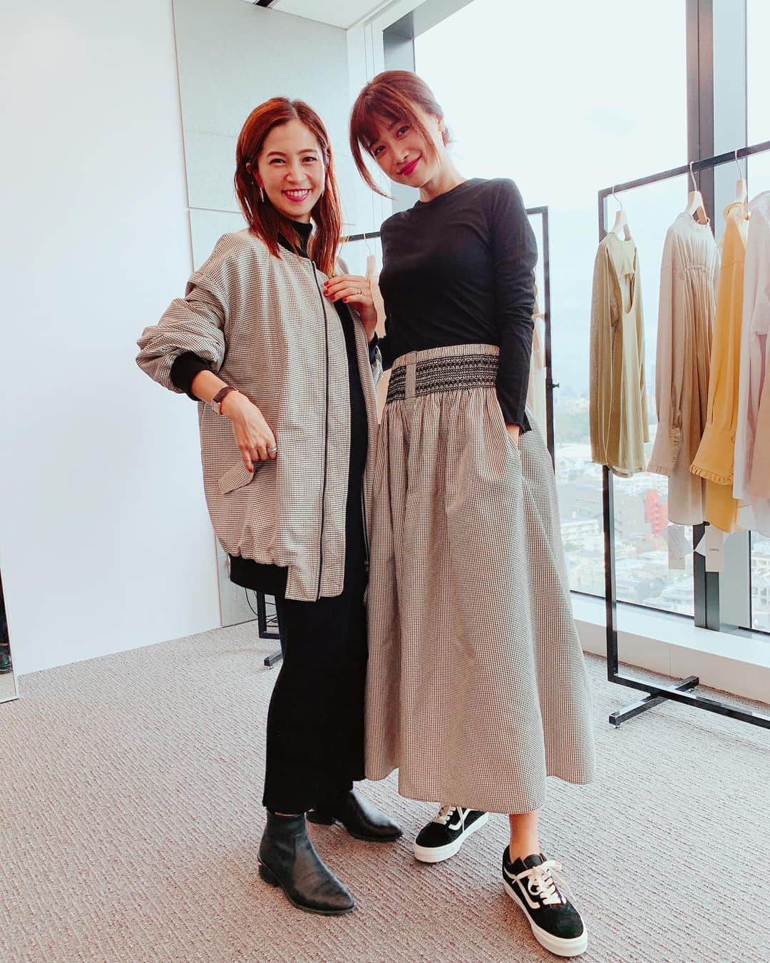安田美沙子さんのインスタグラム写真 - (安田美沙子Instagram)「先日の展示会✨ ヨンアちゃんの @coel_y にお邪魔しました❤️ヨンアちゃんが着てると欲しくなり、セットアップを一緒に行った3人でオーダー。1着で可愛い服が沢山でした！送り迎えにサラッと着たい！  その後、もはや制服の様に着させて頂いている @florent___official へ✨ ほどよくエッジの効いてる、着やすい服が沢山で、居たら止まりませんでした。笑 お弁当まで頂き、長居しちゃった！ この日の黒ニットワンピも、FLORENT❤️ 春が楽しみです😊✨ . . . #instagood #exhibition #ss @coel_y @florent___official  #thanksgivingclapback」10月27日 5時03分 - yasuda_misako