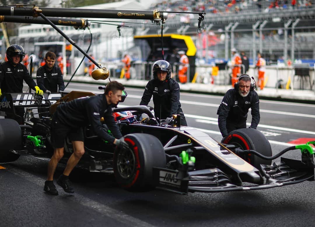 ロマン・グロージャンのインスタグラム：「Tough day for all of us. We tried as hard as we could but it just wasn't good enough. Let's hope we can have a better day tomorrow 🇲🇽 #mexicogp #r8g @haasf1team 📷 @motorsport.images」
