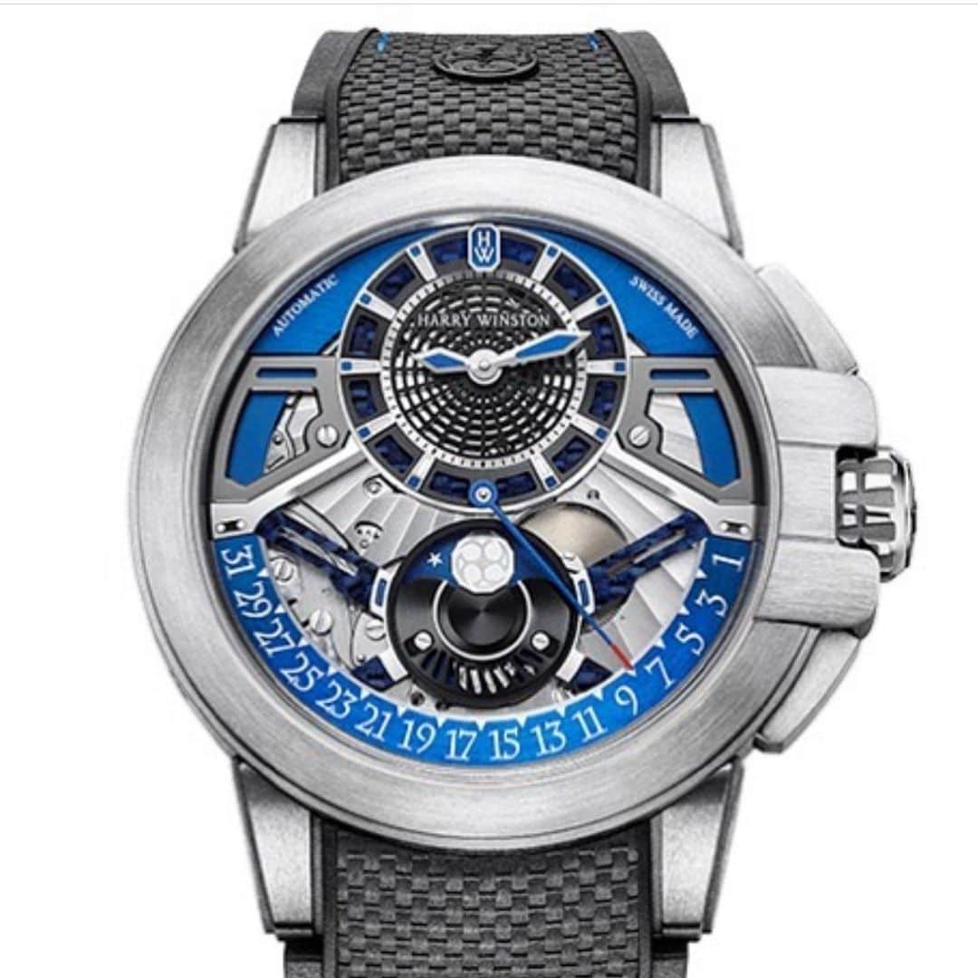 干場義雅さんのインスタグラム写真 - (干場義雅Instagram)「【話題の腕時計‼️】「HARRY WINSTON（ハリー・ウィンストン）」に男性用の腕時計があるのをご存知でしたか？  そう、それが今話題になっている「プロジェクト Z」です。ハリー・ウィンストンといえば、世界中の女性たちを虜にする世界最高峰のダイヤモンドジュエリーブランド。そんな女性たちの憧れのブランドの腕時計を男性が身に着けているわけですから、女性たちは驚きのあまり、みんな気絶してしまうんだとか（笑） ＝＝＝＝＝＝＝＝＝＝＝＝＝＝＝＝＝＝＝＝＝＝＝＝＝＝ このシリーズは、宇宙工学等でも使用される軽量で耐酸性と耐食性に富む特殊合金の「ザリウム」をケースに採用しています。その第13作目である「プロジェクト Z13」が写真のコチラ。ムーブメントの美しさを堪能できる穴の開いたダイアル、レトログラード式カレンダー、ムーンフェイズを採用。ムーンフェイズカバーを支える4本のアームとチャプターリングの外側にはシリーズ初のカーボンを採用しています。ちなみにレトログラードとは、赤く塗られた日付表示の針が1日ずつ進み、31日に到達すると、その深夜に復帰し再び日付を刻む機構です。 ＝＝＝＝＝＝＝＝＝＝＝＝＝＝＝＝＝＝＝＝＝＝＝＝＝＝ 月の満ち欠けを知ることが出来るムーンフェイズを現代的な素材で表現していて、なんともロマンティックで近未来的なこの腕時計。世界最高のダイヤモンドを身につける女性の隣には、こういう腕時計をする男性が似合うんでしょうね。ちなみに世界限定300本で、少量ですがもうすぐ日本にも入荷するんだとか。毎年人気なのですぐに売れちゃうそうですよ。欲しい方はお早めに問い合わせてみてはいかがでしょうか。42.2mmザリウムケース、カーフ×ラバーストラップ、自動巻き、10気圧防水。予価で270万円(税込) ／ハリー・ウィンストン（ハリー・ウィンストン クライアントインフォメーション☎︎0120-346-376） ＝＝＝＝＝＝＝＝＝＝＝＝＝＝＝＝＝＝＝＝＝＝＝＝＝＝ @harrywinston  #harrywinston  #harrywinstonwatch  #ハリーウィンストン  @yoshimasa_hoshiba  #yoshimasahoshiba  #干場義雅 @forzastylecom  #FORZASTYLE」10月27日 5時08分 - yoshimasa_hoshiba