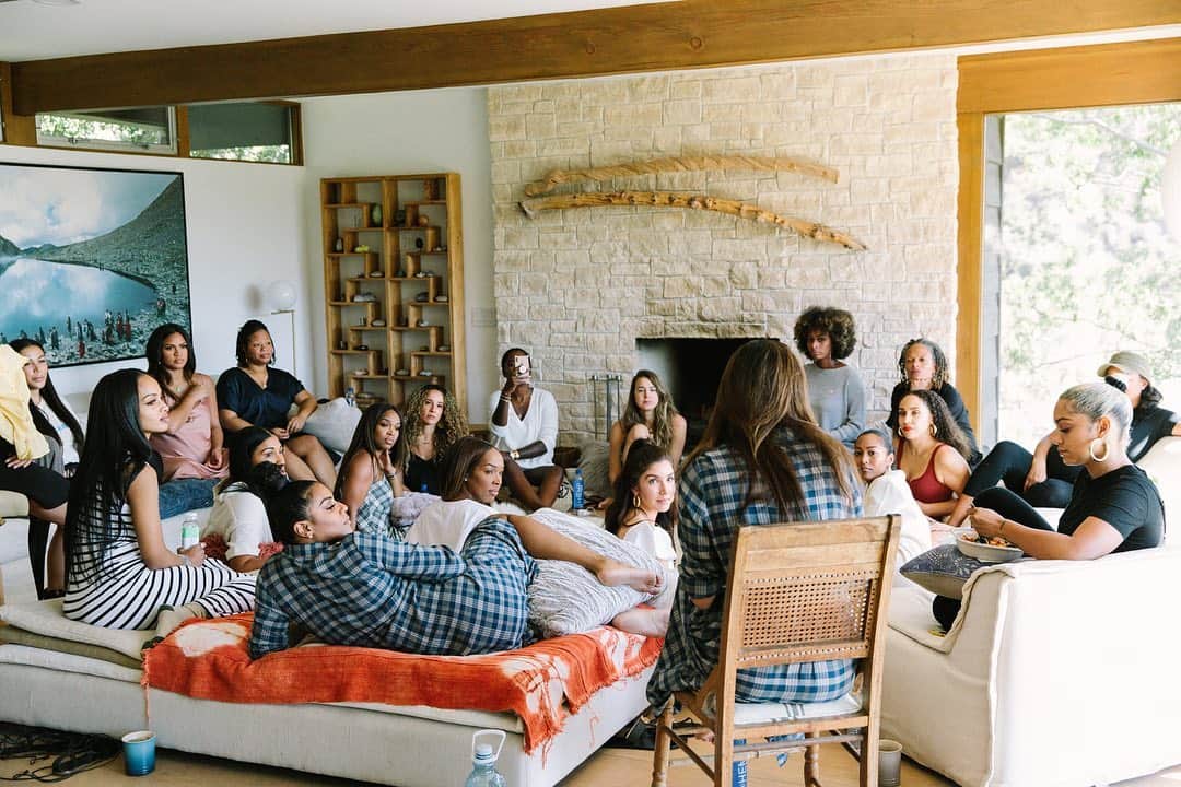cassieのインスタグラム：「I had the amazing opportunity to curate #ADayForMoms with @hatchgal. The day was designed to create a space for all of these women that I admire who are mothers or soon-to-be, to disconnect from the world and to connect with each other. I really enjoyed this experience and I hope to curate more work that allows us as women to take the time to call on each other because we really are all one. Same experiences, different people.  Thank you to @hatchgal and all of our special partners & of course, Thank You Mommies! 🙏🏾 📸 @jenjphoto  Doula @kimberlydurdin  Hydration @hemphydrate  Catering @twenty_five_eight  Sweet Treats @sweetlaurelbakery  Massage @thenowmassage  Meditation @karmabliss Via @devibrown  Facials @heydayskincare  Gifting @babybjorn  Thank you @meremir for helping me put this together ♥️ #hatchtagged」