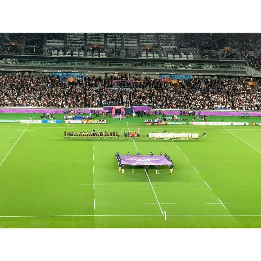 中田奈沙さんのインスタグラム写真 - (中田奈沙Instagram)「Rugby World Cup 2019🏉 Semi final🏆 New Zealand🇳🇿 VS England🏴󠁧󠁢󠁥󠁮󠁧󠁿 ラグビー準決勝🤩 オールブラックス、生ハカ… ドキドキしながら向かい、 会場の空気は大盛り上がり。 緊張、感動、驚き、喜び、悲しみ。 感情の忙しいこと😂 応援していたNZは負けてしまいましたが、 イングランドは本当に強かった🤔 迫力のある試合を見て、ますます ラグビーが好きになりました❤️ 明日はもう1つの準決勝🏅  @japan_rugby @rugbyworldcup @rugbyworldcupjp @allblacks @englandrugby * #rwc2019 #allblacks #engvsnzl #haka * * #japan #rugby #rugbyworldcup2019 #me #Newzealand #semifinal #england #nz #rugbyworldcup #thankyou #best4 #eng #nzl #ラグビー #準決勝 #ベスト4 #イングランド #ニュージーランド #ハカ #ラグビーワールドカップ2019 #日産スタジアム #オールブラックス  #中田奈沙 #生ハカ #お疲れ様でした #感動」10月27日 5時25分 - nasa_nakada