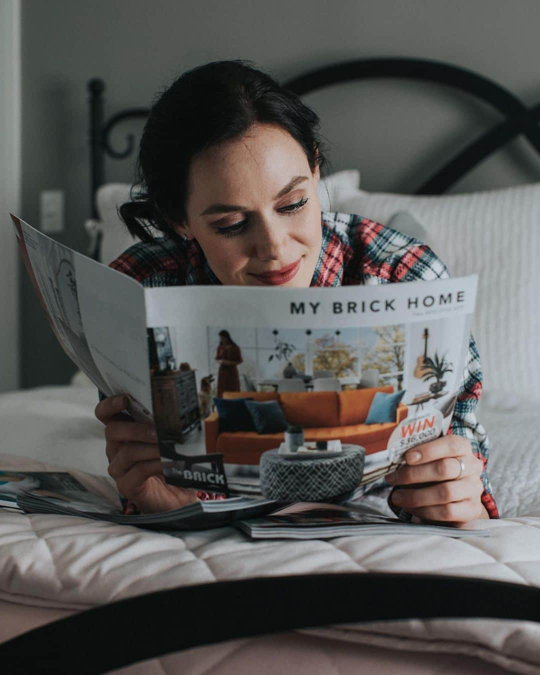 テッサ・ヴァーチュさんのインスタグラム写真 - (テッサ・ヴァーチュInstagram)「Weekend reading 📚 . @brickwarehouse #MyBrickHome」10月27日 5時44分 - tessavirtue17