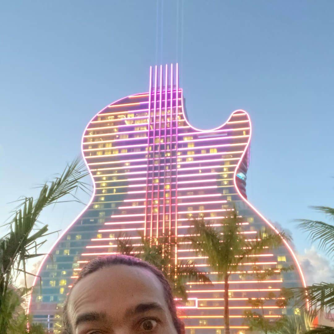 ピート・ウェンツさんのインスタグラム写真 - (ピート・ウェンツInstagram)「Tried to pick slide down this @hardrockholly #guitarhotel #discoveryourrhythm #beatclan @skamartist」10月27日 5時57分 - petewentz