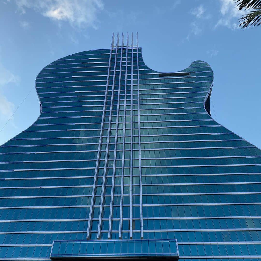 ピート・ウェンツのインスタグラム：「Tried to pick slide down this @hardrockholly #guitarhotel #discoveryourrhythm #beatclan @skamartist」