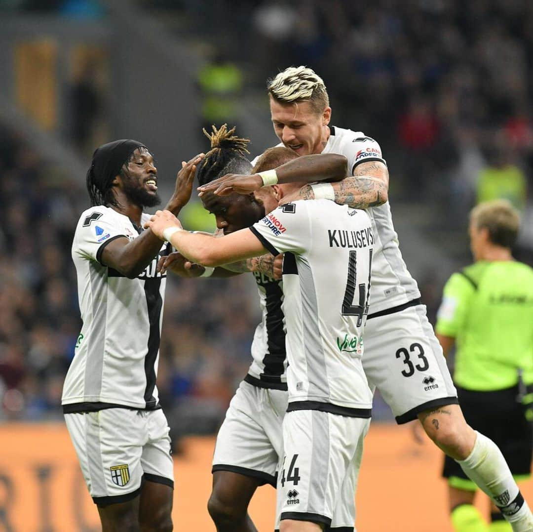 ジェルヴィーニョさんのインスタグラム写真 - (ジェルヴィーニョInstagram)「Un ottimo punto preso allo stadio Giuseppe Meazza!! #forzaparma 💛💙 #interparma  @ykaramoh merci pour 🎯 •••••••••••••••••••••••••••••••••••••••••••••••••• @parmacalcio1913 ⚽️ @andreacantini.photos 📸 •••••••••••••••••••••••••••••••••••••••••••••••••• #gameday #parma #calcio #seriea #goal #picoftheday #italia #focus #teamspirit #team225」10月27日 6時31分 - gervinhofficial