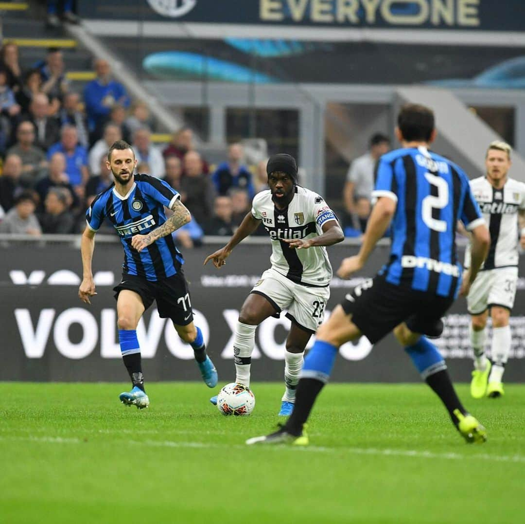 ジェルヴィーニョさんのインスタグラム写真 - (ジェルヴィーニョInstagram)「Un ottimo punto preso allo stadio Giuseppe Meazza!! #forzaparma 💛💙 #interparma  @ykaramoh merci pour 🎯 •••••••••••••••••••••••••••••••••••••••••••••••••• @parmacalcio1913 ⚽️ @andreacantini.photos 📸 •••••••••••••••••••••••••••••••••••••••••••••••••• #gameday #parma #calcio #seriea #goal #picoftheday #italia #focus #teamspirit #team225」10月27日 6時31分 - gervinhofficial