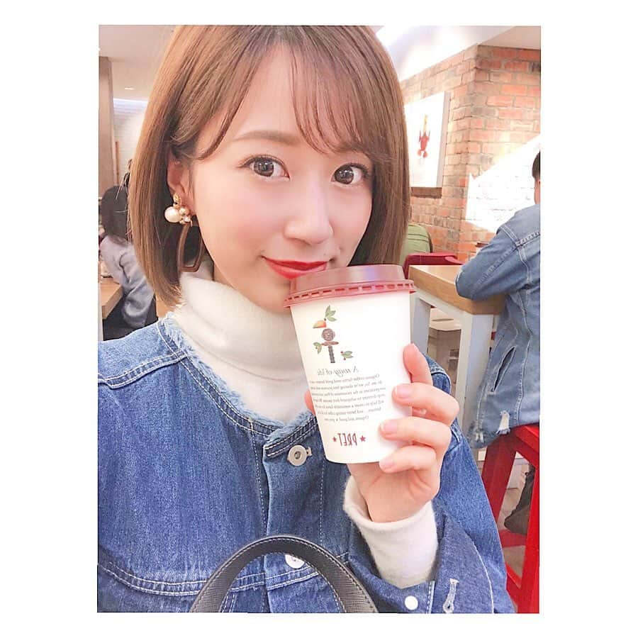 木村愛里さんのインスタグラム写真 - (木村愛里Instagram)「⋆ 先日のお話。 ㅤㅤㅤㅤㅤㅤㅤㅤㅤㅤㅤㅤㅤ ⋆PRET⋆というロンドンで３歩 歩けばあるんじゃないかってくらい😂 (毎日どんだけあんねんってツッコんでる) 定番で安定のスタバのようなカフェがありまして ㅤㅤㅤㅤㅤㅤㅤㅤㅤㅤㅤㅤㅤ いつも、そこのチャイラテと シナモンデニッシュを買って食べてるんですが ちょっと気分を変えてホットチョコレートを注文。 ㅤㅤㅤㅤㅤㅤㅤㅤㅤㅤㅤㅤㅤ いつも通りカードで払おうとしたら レジのお姉さんが「No pay!🙌」 ん？システムトラブルとかで カードが使えないということ？🤔 小銭を出そうとしたら 「No!No!No pay!Free!!」 どういうこと？？ 「Why?」と聞くと 「You are nice!🤨」と、お姉さん。 ㅤㅤㅤㅤㅤㅤㅤㅤㅤㅤㅤㅤㅤ えっ?...と、少しパニックになりながらも Thank you..と言ってホットチョコレートを受取る。 ㅤㅤㅤㅤㅤㅤㅤㅤㅤㅤㅤㅤㅤ え、この後 訴えられたり 高額請求されたりしたらどうしよう... 内心ドキドキしながら店内で味わう。 (ちょいビビってあまり味わえず) ㅤㅤㅤㅤㅤㅤㅤㅤㅤㅤㅤㅤㅤ ㅤㅤㅤㅤㅤㅤㅤㅤㅤㅤㅤㅤㅤ 後日、イギリス人の方に聞いたら 店員さんの さじ加減で  たまにそういうう事があるらしい！！！！ ㅤㅤㅤㅤㅤㅤㅤㅤㅤㅤㅤㅤㅤ 日本にはない文化だから ただただビビってしまった。 もっと最高の笑顔でThank youを言いたかった😭 ㅤㅤㅤㅤㅤㅤㅤㅤㅤㅤㅤㅤㅤ お姉さん、疑ってごめんなさい。 ありがとうございます！！！😭❤️ ㅤㅤㅤㅤㅤㅤㅤㅤㅤㅤㅤㅤㅤ また次回があれば、最高の反応をします！笑 ㅤㅤㅤㅤㅤㅤㅤㅤㅤㅤㅤㅤㅤ 本当にあまりない事らしく 話を聞いたイギリスの方も驚いていました😳 いや、私が1番びっくりだわ。 ㅤㅤㅤㅤㅤㅤㅤㅤㅤㅤㅤㅤㅤ ロンドン生活も残り少しなので 感謝の気持ちを持って毎日通おう。 ㅤㅤㅤㅤㅤㅤㅤㅤㅤㅤㅤㅤㅤ PRETの好きなところは フタがこの色なので リップがフチについても目立たないところ💋 女子には嬉しい❤️☺️ㅤㅤㅤㅤㅤㅤㅤㅤㅤㅤㅤㅤㅤ ㅤㅤㅤㅤㅤㅤㅤㅤㅤㅤㅤㅤㅤ ㅤㅤㅤㅤㅤㅤㅤㅤㅤㅤㅤㅤㅤ #イギリス #ロンドン #留学 #愛のお暇留学日記🇬🇧ㅤㅤㅤㅤㅤㅤㅤ  #お姉さんありがとう #もうその店舗は行くことないかもだけど #PRETにはこれからも通います #チャイラテ #シナモンデニッシュ #london #pret #chailatte #🇬🇧」10月27日 6時36分 - airi_official