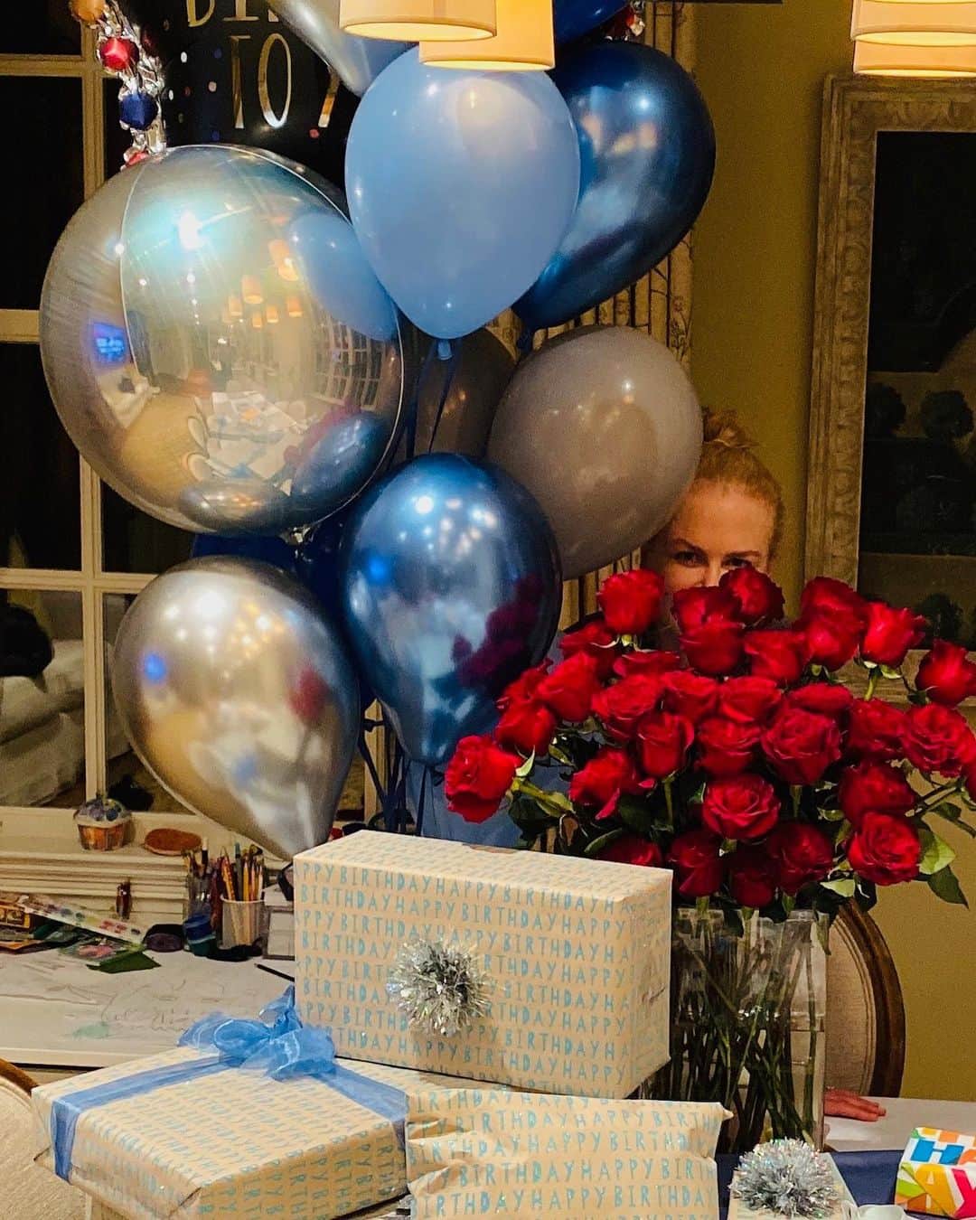 キース・アーバンのインスタグラム：「Thank you to EVERYONE for all the birthday love !!!!!!!!! (it’s all in the details xxxx 😍🎁🎉🎂 - KU」