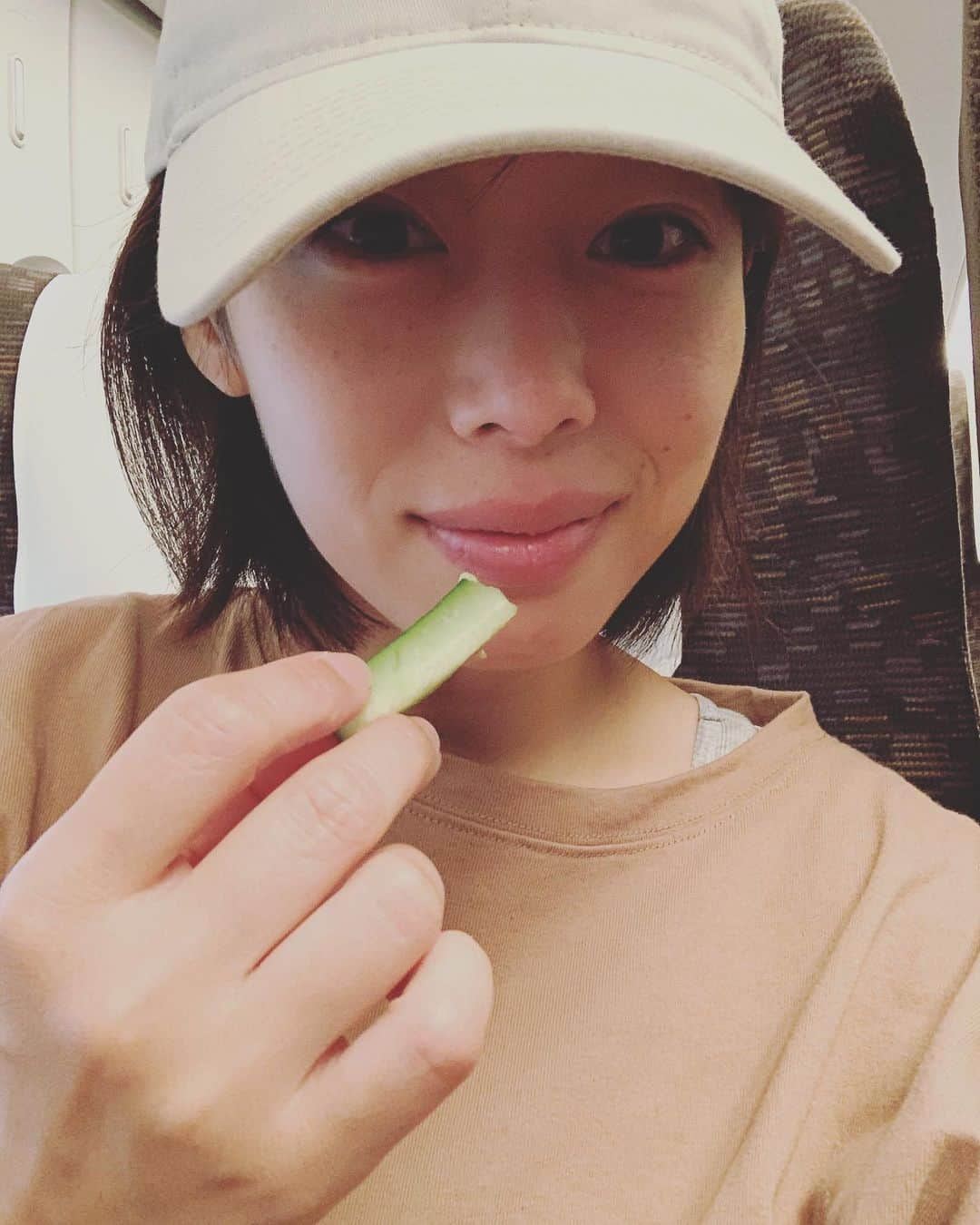 井上和香さんのインスタグラム写真 - (井上和香Instagram)「. おはよう！ 今日早起きだったので、朝からきゅうりを食べて目を覚ましてます😄 今から愛知県に向かいまーす✨ ハウスドゥ！豊川中央店にて、 『しょくいずアカデミー』のイベントに出させてもらいます😘 親子で楽しめる食育イベントなので、今日は特に予定ないなぁーというお近くの方は、是非遊びに来てくださいね💕 . #おはよう #新幹線で朝ごはん #しょくいずアカデミー #ハウスドゥ豊川中央店 #みんなで楽しみましょう」10月27日 6時44分 - inoue_waka