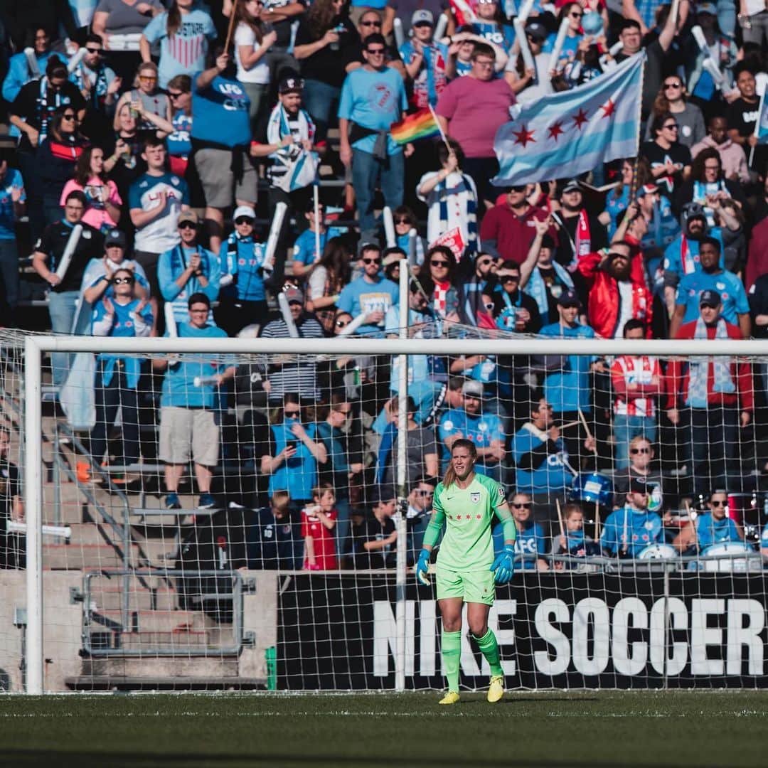 アリッサ・ナアーのインスタグラム：「☝🏼 more sleep til the #NWSLChampionship!! #LFGCRS 📸: @bythewhiteline」