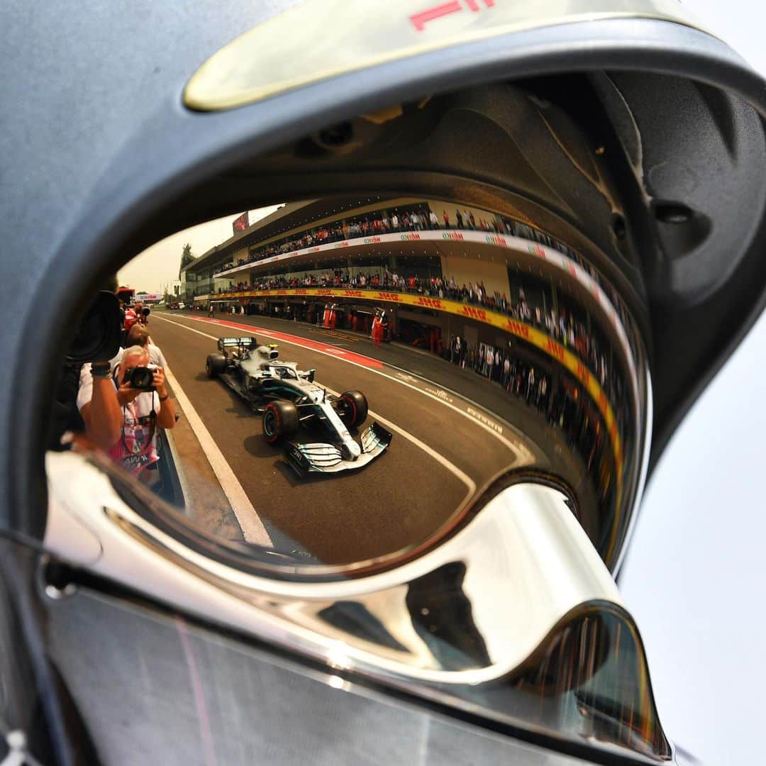 MERCEDES AMG PETRONASさんのインスタグラム写真 - (MERCEDES AMG PETRONASInstagram)「Mirror, mirror... 🍎 But we already know who the fairest of them all is! 👉 W10 😍😍😍 • #MercedesAMGF1 #MercedesAMG #F1 #PETRONASmotorsports #VB77 #MexicoGP #F1esta」10月27日 7時04分 - mercedesamgf1
