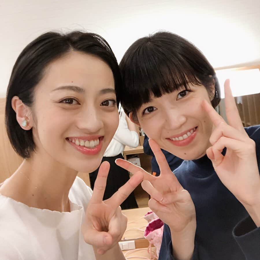 高畠麻奈さんのインスタグラム写真 - (高畠麻奈Instagram)「✊✌️✋🎤🎶 「後出しジャンケン」 半年ぶりの再演、ストーリーテラーも兼ねた私役… 前回とは違う姉妹像を創る事が出来ました。 写真を見ても、2人共3月と顔が違って面白い。 私の代表作になっていると言っても過言では無い作品… またやりたいなぁ、名古屋でもやりたいなぁ♡ 「イキヌクキセキ」 軸となる少女に影響を与えるシンガーソングライター。 ピンポイントな出番の分、私役よりも緊張…！ 森先生が作詞した曲を本人の前で歌うのはドキドキ🤔笑  レベルアップして次に備えます。 やりたい作品はたくさん。  #家族草子#後出しジャンケン#イキヌクキセキ#札幌#札幌ウィステリアホール#ウィステリアホール#朗読?#演劇?#森浩美 先生#家族#舞台#sapporo#family#stage#actress」10月27日 7時07分 - mana_724