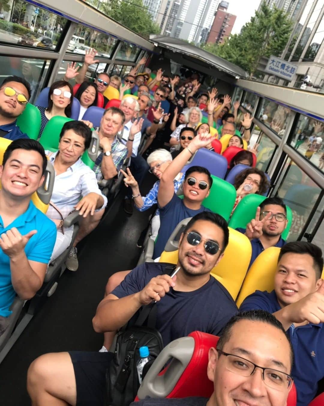 OSAKA WONDER LOOPさんのインスタグラム写真 - (OSAKA WONDER LOOPInstagram)「Guests from all over the world see #Osaka from the streets on #OsakaWonderLoopBus! Come join us for easy #sightseeing around the city! English speaking #liveguide on all buses! http://wonderloop.jp  #loopbus #hoponhopoff #opentopbus #WelcomeToOsaka」10月27日 7時20分 - osakawonderloopbus