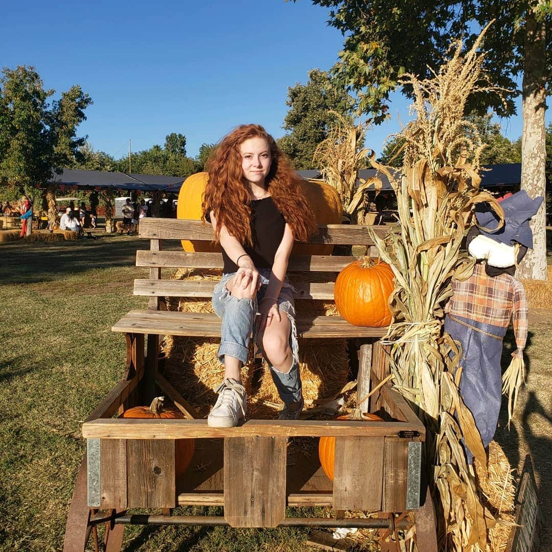 フランチェスカ・カパルディさんのインスタグラム写真 - (フランチェスカ・カパルディInstagram)「Happy National Pumpkin Day! 🎃🍁🍂 . . #pumpkins #pumpkinpatch #fallbucketlist #halloween #nationalpumpkinday #pumpkincarving #beyou #bekind #jmbn #love #💙 #beunique #autumn」10月27日 7時39分 - francescacapaldi