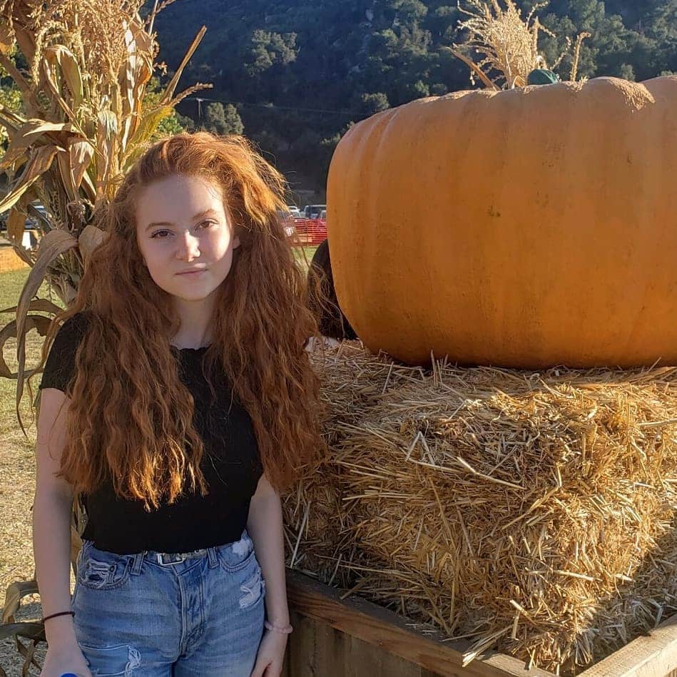 フランチェスカ・カパルディのインスタグラム：「Happy National Pumpkin Day! 🎃🍁🍂 . . #pumpkins #pumpkinpatch #fallbucketlist #halloween #nationalpumpkinday #pumpkincarving #beyou #bekind #jmbn #love #💙 #beunique #autumn」