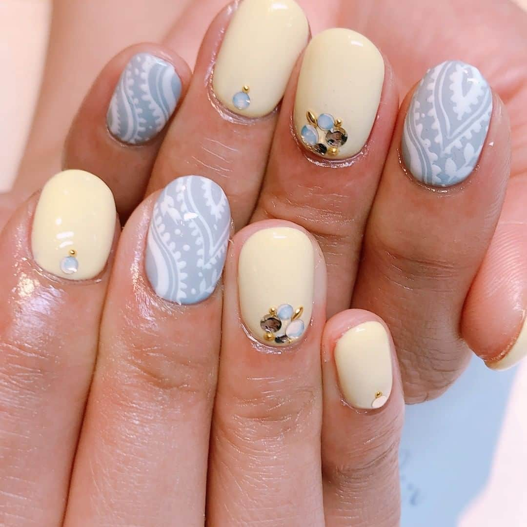 ネイルサロンEmbellir横浜店さんのインスタグラム写真 - (ネイルサロンEmbellir横浜店Instagram)「💅 . . ペイズリー柄ネイル！！ . . 手描きのペイズリー柄ネイルです♪ . POPな色合いで可愛い感じに仕上がりました(*´▽｀*) . . ☆ご予約はお電話または、ホットペッパーにて☆ . . アカウントをクリックするとホットペッパーのURLがございます！！是非アクセスしてください！！ . . #オフィスネイル #ネイルサロン #ネイルデザイン  #ネイルアート #女子力ネイル #シンプルネイル  #横浜ネイルサロン #embellir横浜 #アンベリール  #ショートネイル #大人ネイル #トレンドネイル  #おしゃれネイル #大人女子ネイル #人気ネイル  #パラジェル #hpb_nail #ジェルネイル #オータムネイル #💅 #ネイル好きな人と繋がりたい #横浜 #横浜ネイルサロン #秋ネイル  #ペイズリー柄ネイル  #popネイル  #手書きネイル」10月27日 7時41分 - embellir111