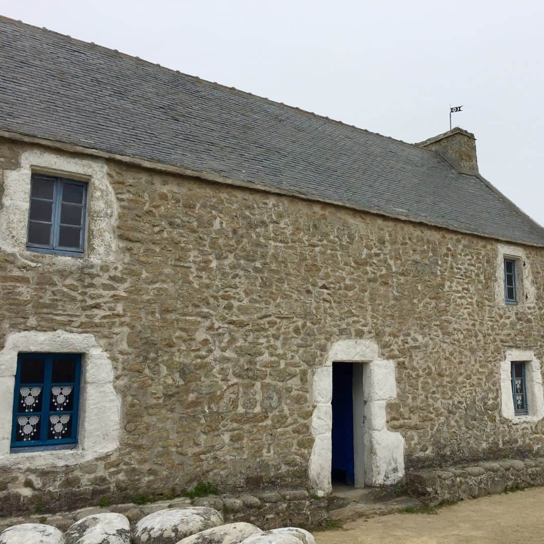フランス大使館さんのインスタグラム写真 - (フランス大使館Instagram)「【フランスの風景🌄】ブルターニュのウェサン島はフランス最北西にある島で、世界最小と言われる黒毛羊🐏が有名です。伝統的な家の窓にはブリズ・ビズ（brise-bise ）と呼ばれるレース編が飾られています。かつては風除けとして使われていたものの名残です。 🌄Un jour en France : #Ouessant, l'île la plus à l'ouest de la côte bretonne, est notamment connue pour ses moutons noirs 🐏 (les plus petits au monde !) et ses rideaux brise-bise accrochés aux fenêtres des maisons traditionnelles qui servaient autrefois de coupe-vent.」10月27日 8時00分 - ambafrancejp