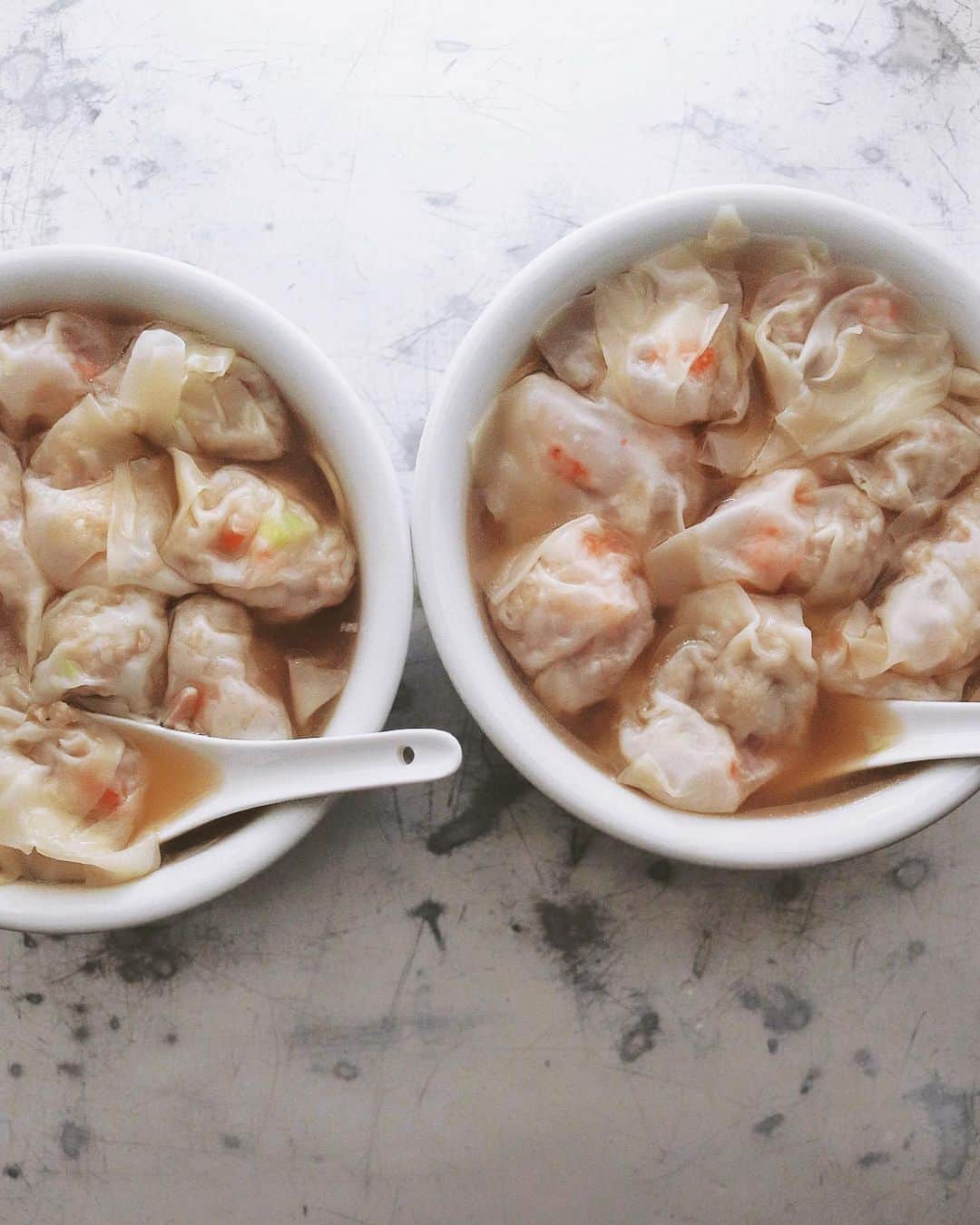 樋口正樹さんのインスタグラム写真 - (樋口正樹Instagram)「Wonton Soup🍤 . 朝食に海老ワンタン麺。 トゥルントゥルンした 自家製海老ワンタンを マルタイ棒ラーメンの スープと麺の上にのせ、 お好みでラブパクを☝️ . , #海老ワンタン #ワンタン #雲呑 #抄手 #ラブパク #LOVEPAKU #ラブパク食堂 #マルタイラーメン #wontonsoup #wonton #樋口さんちで麺類」10月27日 7時58分 - higuccini