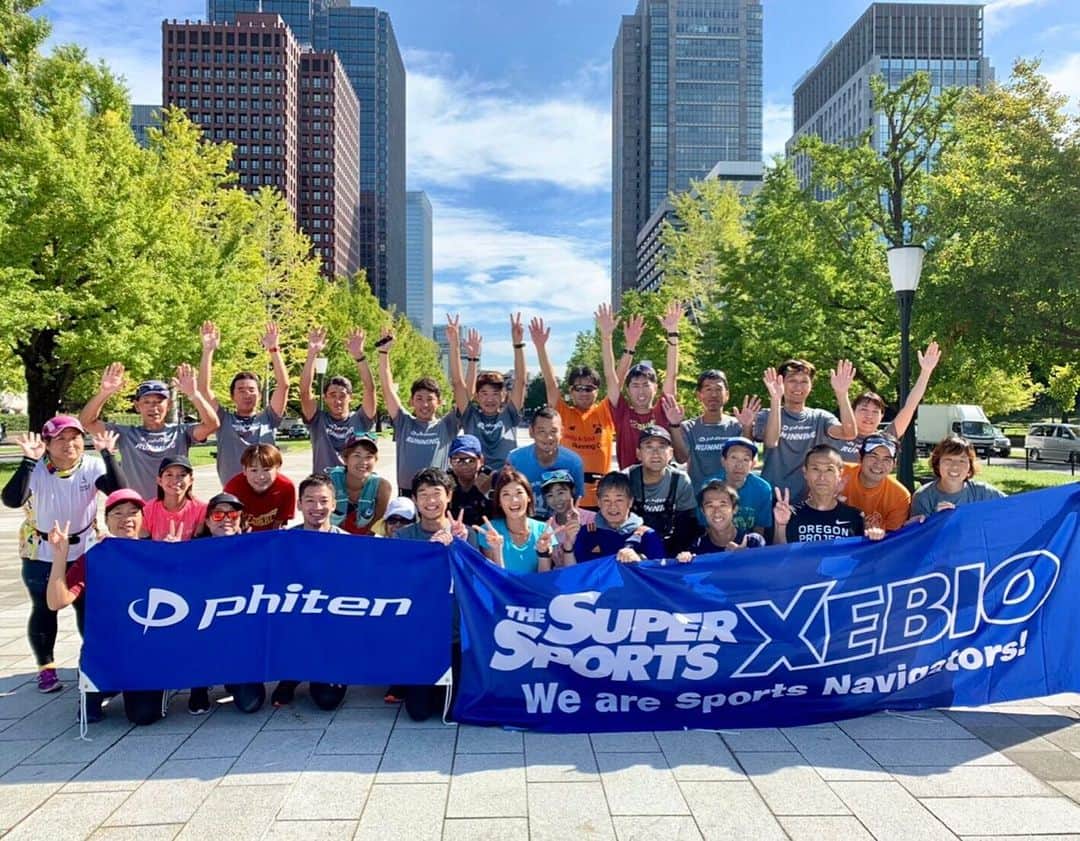 西谷綾子のインスタグラム：「✴︎ 昨日は、スーパースポーツゼビオ東京御茶ノ水本店にて✨【西谷綾子×ファイテンランニングイベント】 ご参加ありがとうございましたー🤗💓 ・ 時間に追われバタバタしていると‥ε-(´∀｀; ) ついつい‥ねぇ😭 わかります。ストレッチがめんどくさかったり、 睡眠を削ってしまったり、偏った食事になっていたり。 私もそーでした。 たまーーに、そうなる時も‥😱 ・ でも、”今”自分にとって必要なこと・出来ることの 引き出しが沢山あれば最善が尽くせる👍 ・ それもっ‼︎自分の生活スタイルに合ったやり方で🙆✨ ・ ファイテン商品を上手に活用して 日々の疲れを溜めない、パフォーマンスupに繋げる😆 パワーテープを貼るだけ、メタックスを塗るだけで こんなに身体が変化するとは、ビックリですよね😍‼︎ ・ 昨日お伝えをした3種類3セットのストレッチは 走る前後だけでなく、朝と寝る前も必ず私はやってます‼︎😆👍股関節周りや太もも裏の動きがスムーズに💁 ・ ちなみに‥私が睡眠改善のため1番最初にやったことは「枕の周りに物を置かない」 「眠る前に起きる時間を3回呟く」でした🙌 ・ 脳と身体の仕組みを知り、 それにしたがって簡単な行動を取り入れるだけで 睡眠の質は、グンっと上がります⤴︎ ・ 怪我なく楽しいランニングライフを送っていきましょ🤗🍒✨ ・ 次はどこで会いましょう〜っと約束を💞 再会が楽しみ☺️ #出逢いに感謝 #繋がり #ファイテン #ランニング #セルフボディケア #睡眠 #食  #睡眠改善インストラクターayako」