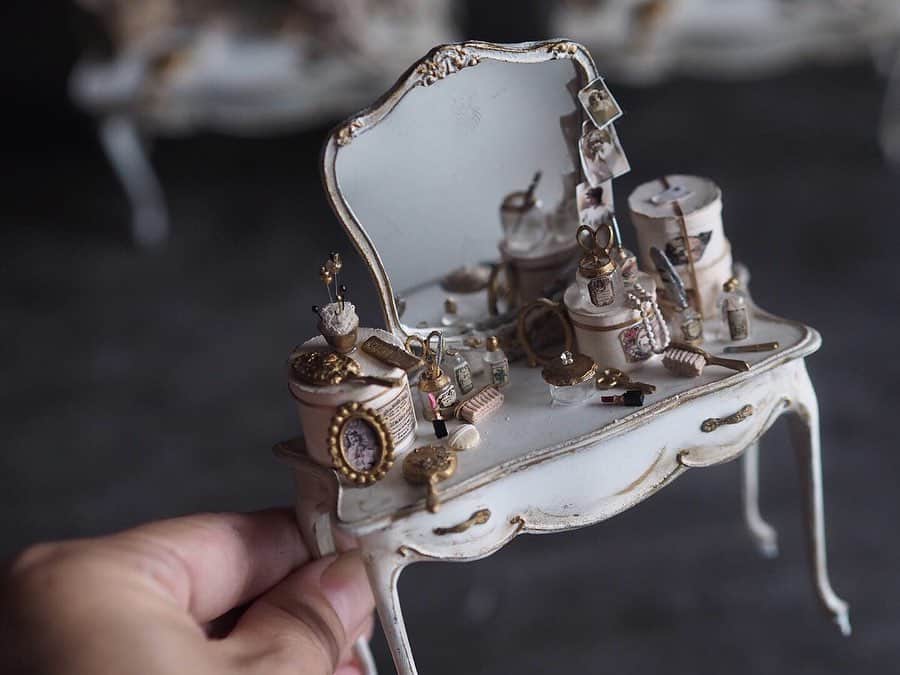 kiyomiさんのインスタグラム写真 - (kiyomiInstagram)「❤︎ original handmade miniatures 💄💅 size 1/12 ・ 販売品のドレッサーが完成 しました（小物は接着済み🙏） ハットピンも仲間入り✨ イベント詳細については もうしばらくお待ちください🙏 ・ ・ ・ 販売品は☝️ストーリーに まとめています ・ ・ 2020年、1月25日（販売） 1月26日〜31日まで展示 @noecafe 作品展 ・ ・ ・ ・ ・ ・ ・ ・ ・ ・ ・ ・ ・ ・ ・ ・  #ミニチュア#miniature#dollhouse #Frenchinterior #ブロカント #antique#Frenchstyle#cute#closet #シャビーシック#Interior#フレンチインテリア #antique  #Frenchdecor#brocante #アンティーク風#brocantestyle#shabby #shabbychic #shabbychicdecor#ドレッサー#日傘#ハットピン #ハットボックス #瓶・ ・ ・ ・ ・ #miniature#ミニチュア#靴 #革靴#小さいもの#shoes#shoeslover #Leathershoes」10月27日 8時15分 - chiisanashiawase2015