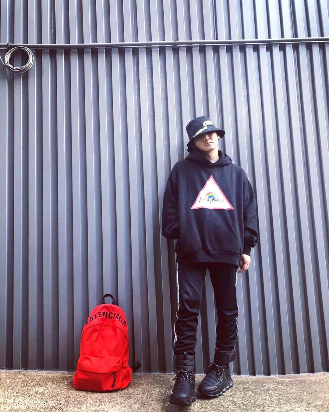 ミッチーのインスタグラム：「GM！本日打ち合わせDAY〜﻿ 11月1日の@渋谷GUILTYは純ちゃん @junki_sakurai のお祝いに駆けつけまっす！さて何歌うでしょう〜来てくれるみんな一緒に盛り上がってくれ〜﻿ #物販あるってよ﻿ ﻿ 最近のヘビロテバケットハットとフーディーめっちゃお気に入りいいい﻿ ﻿ HAT: @mirror9official ﻿ HOODIE: @junkymood ﻿ PANTS: @adidasoriginals﻿ SHOES: @versace﻿ BACKPACK: @balenciaga」