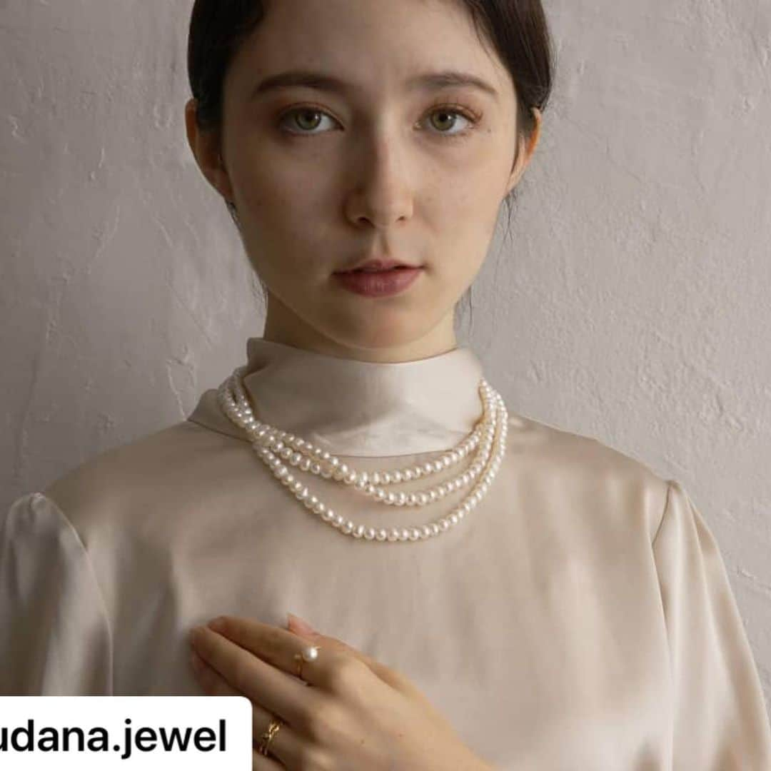 タピエスタイルさんのインスタグラム写真 - (タピエスタイルInstagram)「神戸初登場のブランド「ＫＵＤＡＮA」をご紹介いたします。おとなに似合う若々しい感性が程よいトレンドで魅力です。いよいよまもなくスタート。日替わりで東京など各地からデザイナーが来場し相談対応いたします。素敵な一品との出会いをお楽しみにお越しくださいませ、 … タピエスタイルが大丸神戸店に初登場いたします。 日本のクリエイターから厳選してプレシャスに個性的に貴方のアイデンティティを演出してくれる作家たち。 天然石、刺繍、ガラス、金工、オーセンティックからアバンギャルドまでカラフルに取り揃えました。  タピエスタイル コスチュームジュエリー展 in 大丸神戸店 日程：2019年10月30日（水）～11月5日（火） 場所：大丸神戸店 1F アクセサリー売場 アクセス:https://www.daimaru.co.jp/kobe/access.html 営業時間：10:00〜20:00 https://www.daimaru.co.jp/kobe/hours.html  #神戸大丸 #神戸旅 #イヤリング#ピアス#ネックレス #タピエスタイル #おとなびと#クリスマスプレゼント #素敵なアクセサリー#アクセサリー#神戸元町商店街」10月27日 8時22分 - tapiestyle