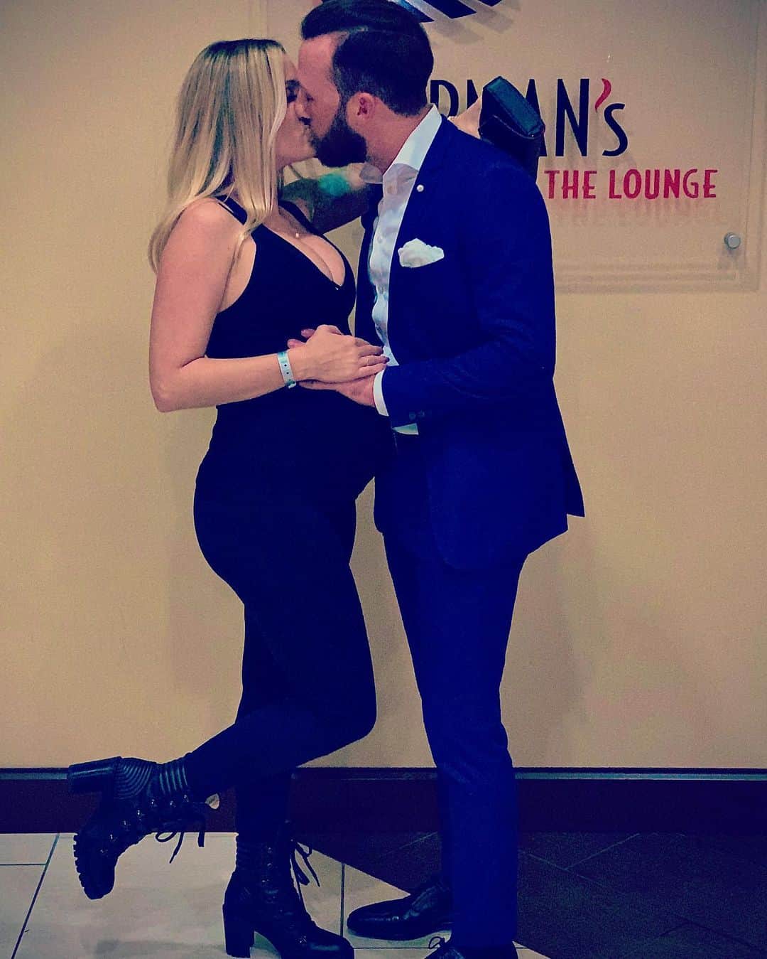 ティーガン・プレスリーのインスタグラム：「Back to where it all started. .. The spot where we locked eyes. The rest is history in the making💙 @43_oak 💍  #teaganpresley #wifey #hubby #love #married #loveatfirstsight #lovestory」