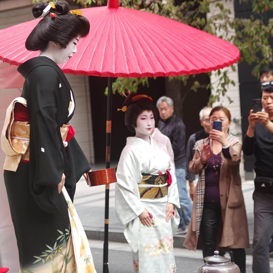 SHISEIDO THE GINZAさんのインスタグラム写真 - (SHISEIDO THE GINZAInstagram)「【銀座の秋の風物詩「銀茶会」2019】 本日銀座の街では、今年で18回目を迎える銀座の秋の風物詩「銀茶会」が開催されています。 当店横の花椿通りにも、お茶席が出現。 ・ #shiseidothestore #銀茶会 #銀茶会2019 #お茶席 #野点 #銀座 #tokyoginza #日本の伝統文化 #和 #japanesestyle #着物」10月27日 14時03分 - shiseidothestore