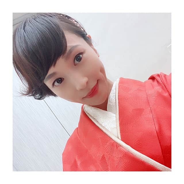清川あさみさんのインスタグラム写真 - (清川あさみInstagram)「ちょっと新鮮な髪型なcartierの時間でした🌹アニメみたいでお気に入り。朝からようやく一息、コンテ色々描いてます。今日は大好きな仲の良いあの子とお仕事。さて誰でしょう😊✨ #japan #art #kimono #外ハネ #アシンメトリー #時の結晶展 #杉本博司　#Thankyou #cartier #たまには顔」10月27日 8時43分 - asami_kiyokawa