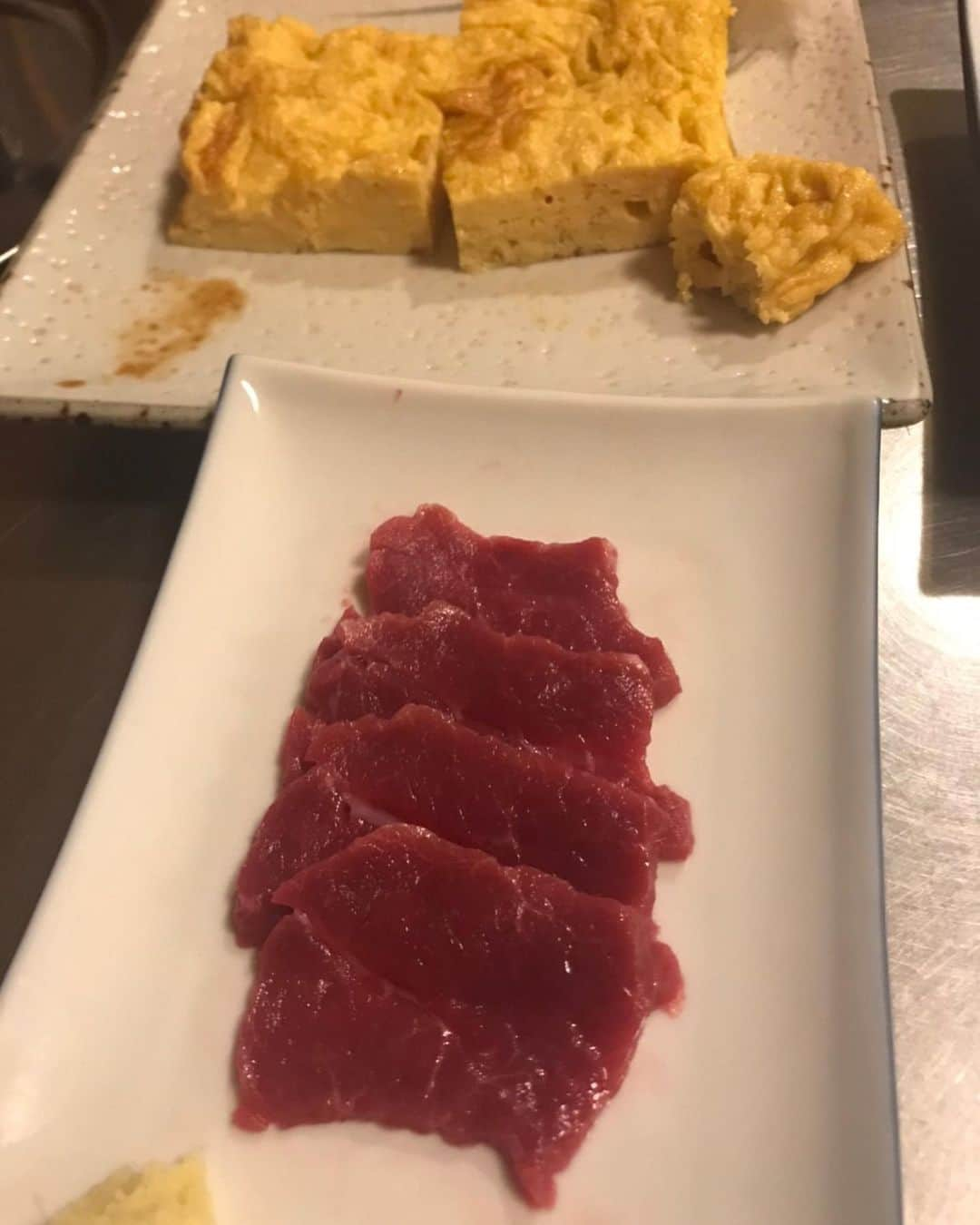 日下裕江さんのインスタグラム写真 - (日下裕江Instagram)「馬肉が有名な老舗 『みの家』  出汁と味噌を合わせた さくら鍋の馬肉はすっごく美味しかった😋  馬刺しは勿論言う事ない美味しさでした✨  店の構えも歴史を感じさせる風貌で、 店内も風情があり、とても素敵なお店です💓  木の香りが良く、 懐かしさを感じました✨  立派なお庭も癒されます✨  みの家について 現在の木造の建物は昭和二十九年に建てられたもので、当時は炭を使っていたことから天井が高く風通しの良いつくりになっております。また、木場で働く常連さんが多かったことから、値踏みされぬよう全国から銘木を集め、贅沢なつくりになっており、度重なる修繕の際にもそれらの材料は再び元の場所で使用され、建築当時の姿のまま現在に至っております。  #みの家　#みの家本店　#馬肉」10月27日 8時43分 - hiroe___h