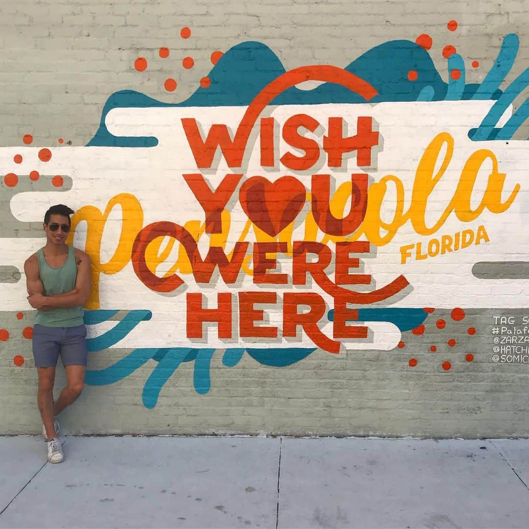 ジェレミー・テンさんのインスタグラム写真 - (ジェレミー・テンInstagram)「Smiling because there's only 3 more weeks until our first tour break and then I'll finally get to fly home and spend 2 weeks with my friends and family after 5 months of being away.  #Pensacola #Florida #Postcard #TourLife #WishYouWereHere #AlmostHome」10月27日 8時47分 - jeremyjten