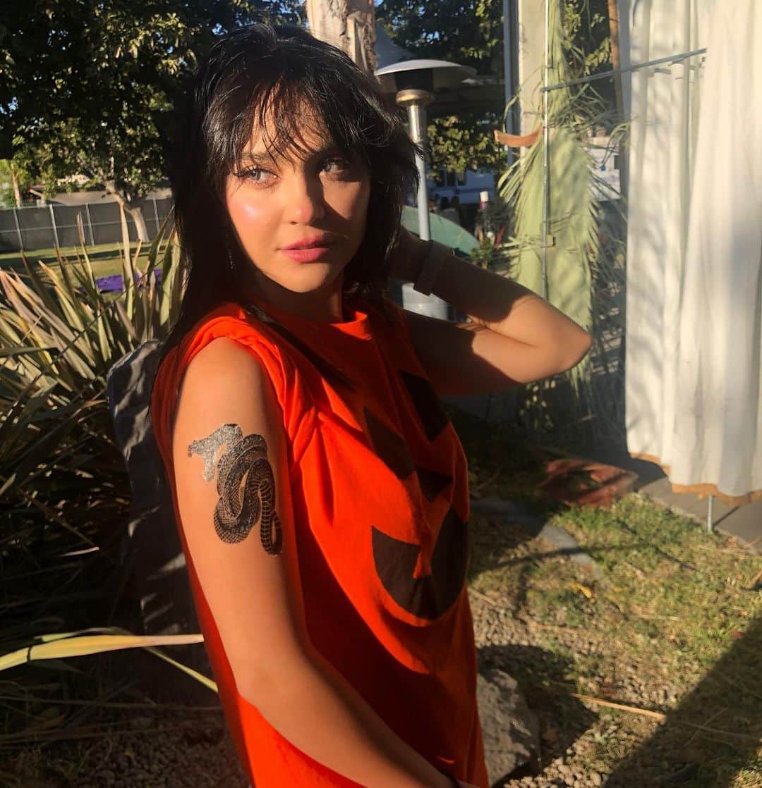 ステラ・ハジェンズのインスタグラム：「girl with the serpent tattoo」