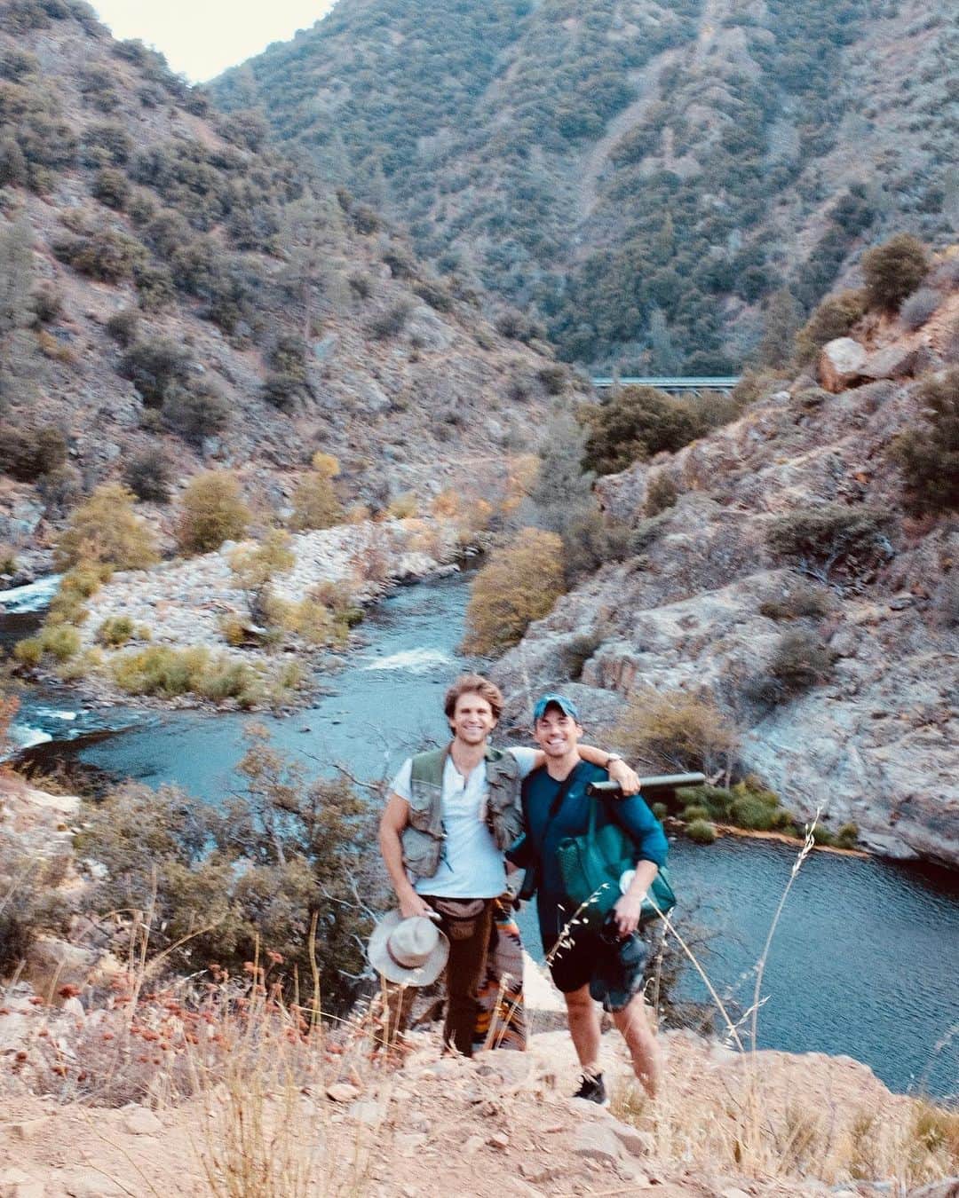 キーガン・アレンのインスタグラム：「Bookends. Ornithologist fishermen. 10 years of friendship. That’s a lot of birds, fish, travel and laughs. 📸: @ali_collier」