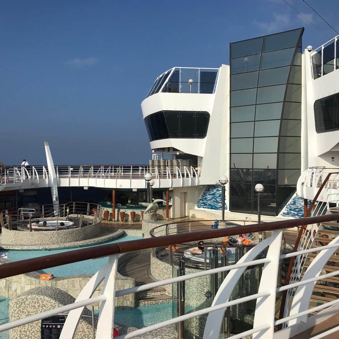 大西蘭さんのインスタグラム写真 - (大西蘭Instagram)「・ 初クルーズの記録⛴ ・ 乗ったのはカジュアル船ですが、屋外プール、ジャグジー、屋内プール、ウォータースライダー、スワロフスキーの階段、ステージと、充実した施設でゴージャスな装飾✨ ・ 終日航海の日も退屈することなく過ごせました🐻 ・ ・ @msccruisesofficial  #クルーズ船 #mscクルーズ #クルーズ旅行 #スワロフスキー」10月27日 9時03分 - onishiran