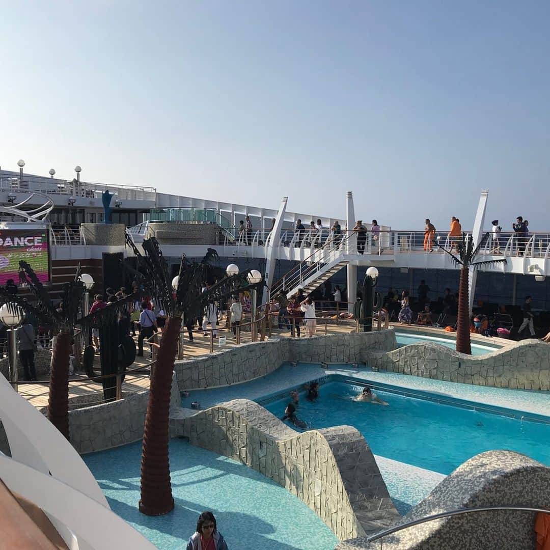 大西蘭さんのインスタグラム写真 - (大西蘭Instagram)「・ 初クルーズの記録⛴ ・ 乗ったのはカジュアル船ですが、屋外プール、ジャグジー、屋内プール、ウォータースライダー、スワロフスキーの階段、ステージと、充実した施設でゴージャスな装飾✨ ・ 終日航海の日も退屈することなく過ごせました🐻 ・ ・ @msccruisesofficial  #クルーズ船 #mscクルーズ #クルーズ旅行 #スワロフスキー」10月27日 9時03分 - onishiran