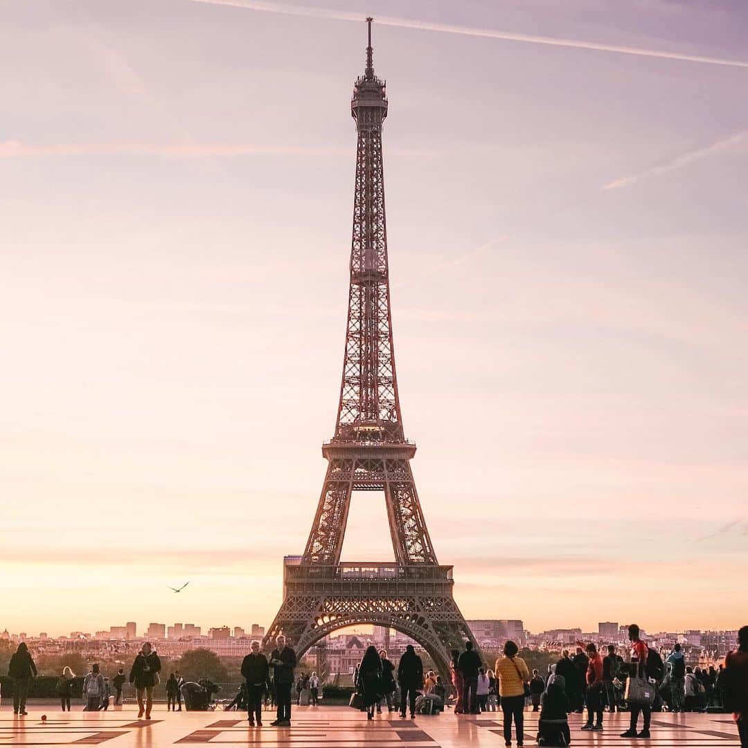 ラチャノック・インタノンのインスタグラム：「#paris #eiffeltower」